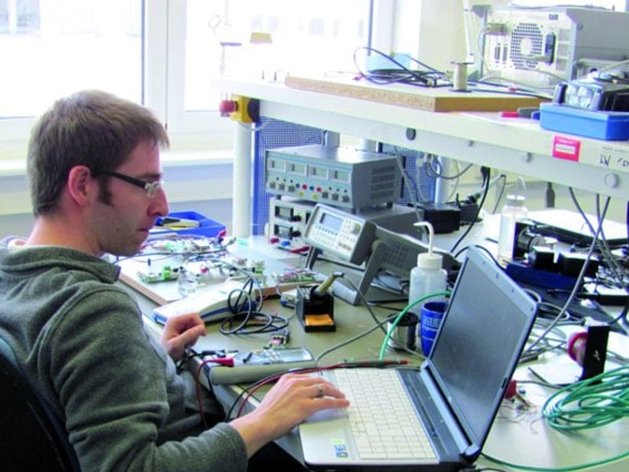 Mesco, Testingenieur verifiziert die Elektronik Mesco, Testingenieur verifiziert die Elektronik