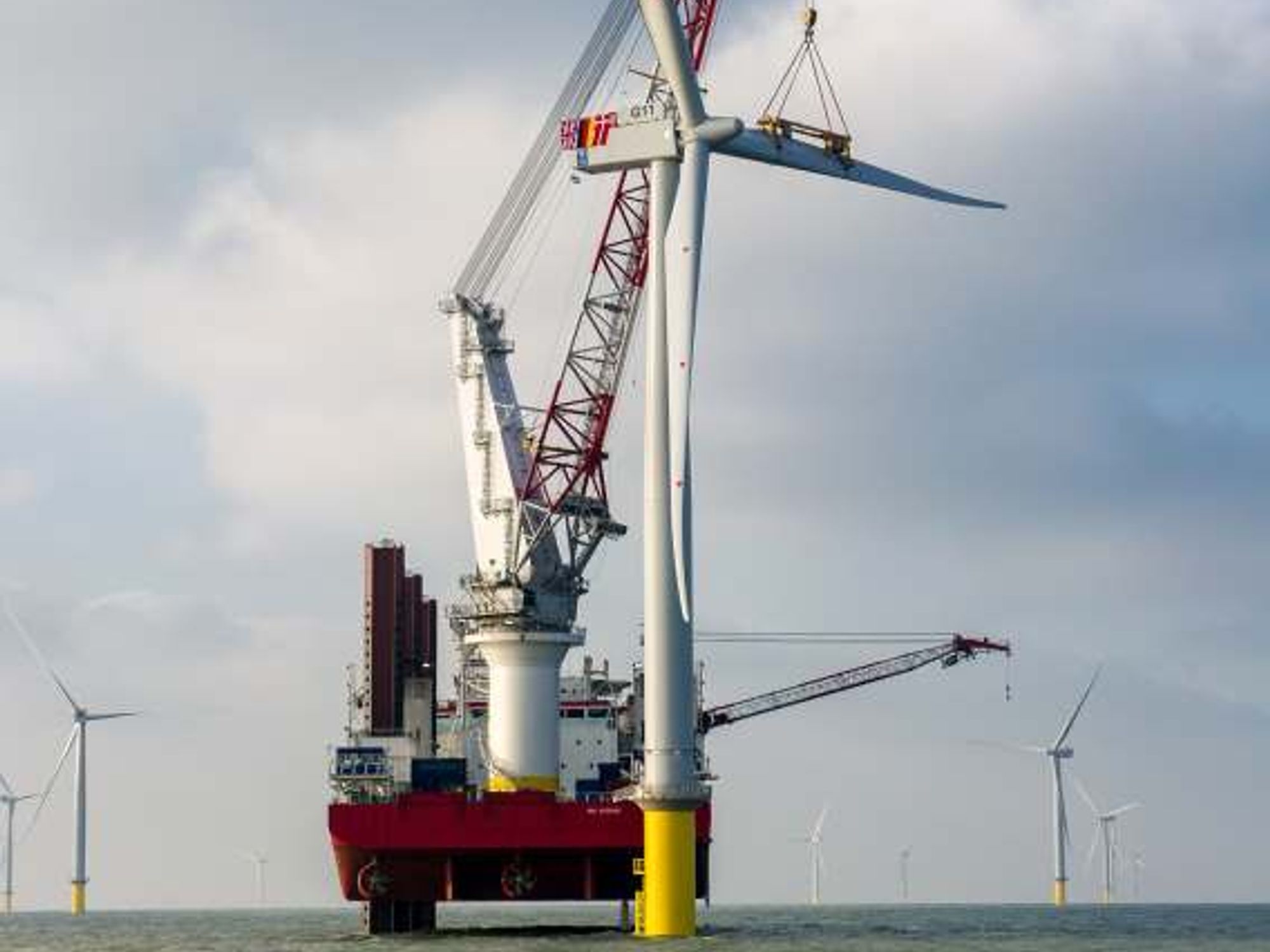 Die letzte Turbine wird errichtet Die letzte Turbine wird errichtet