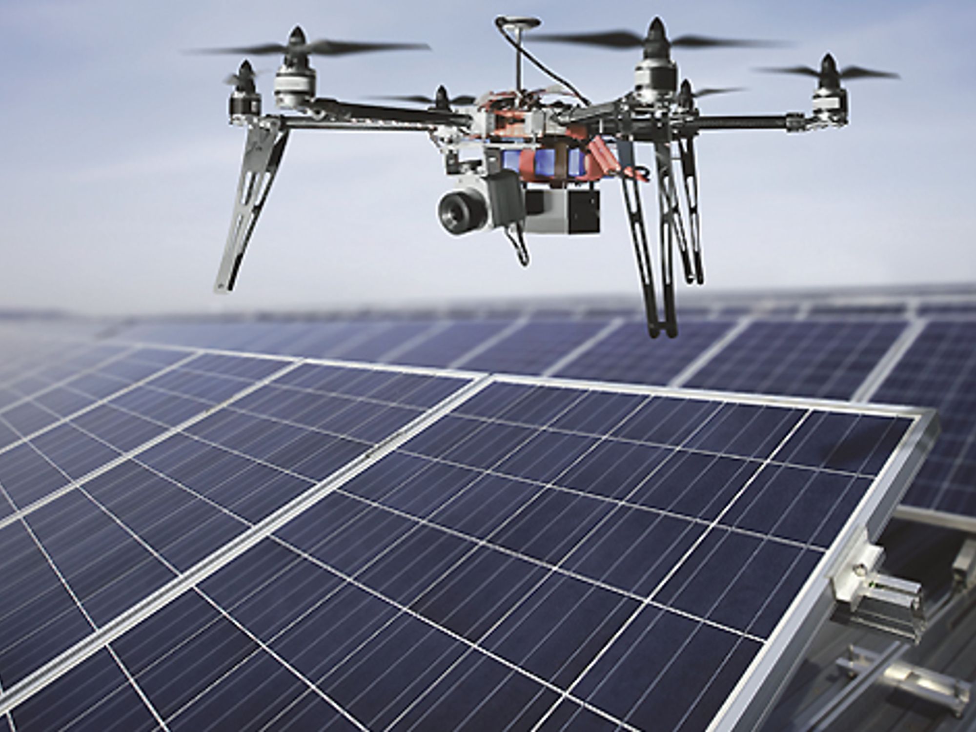 Multicopter überwacht Photovoltaik Anlagen