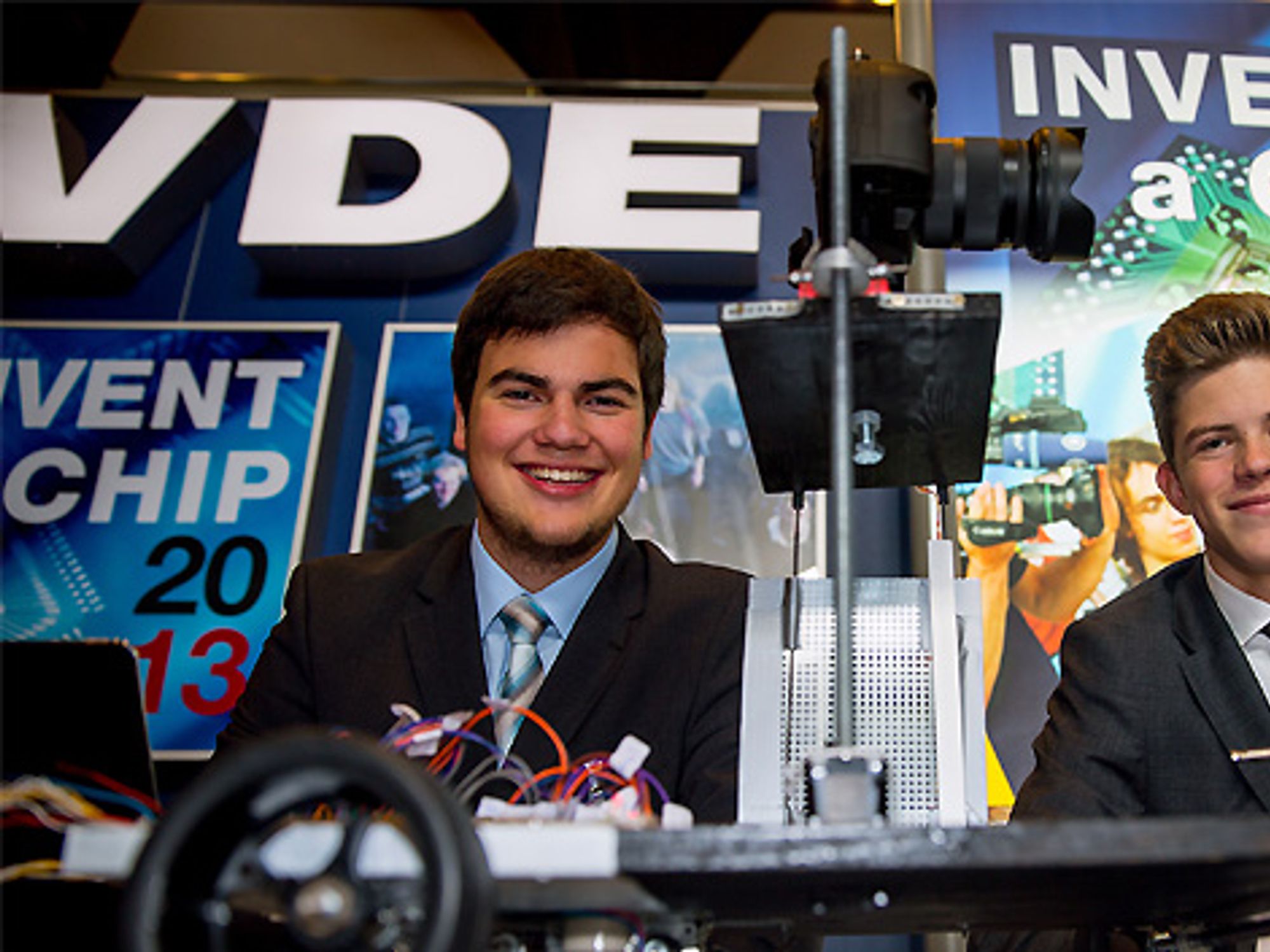 Zweiter Platz für Benjamin Schmiedel und Jannik Kühn bei Invent a Chip