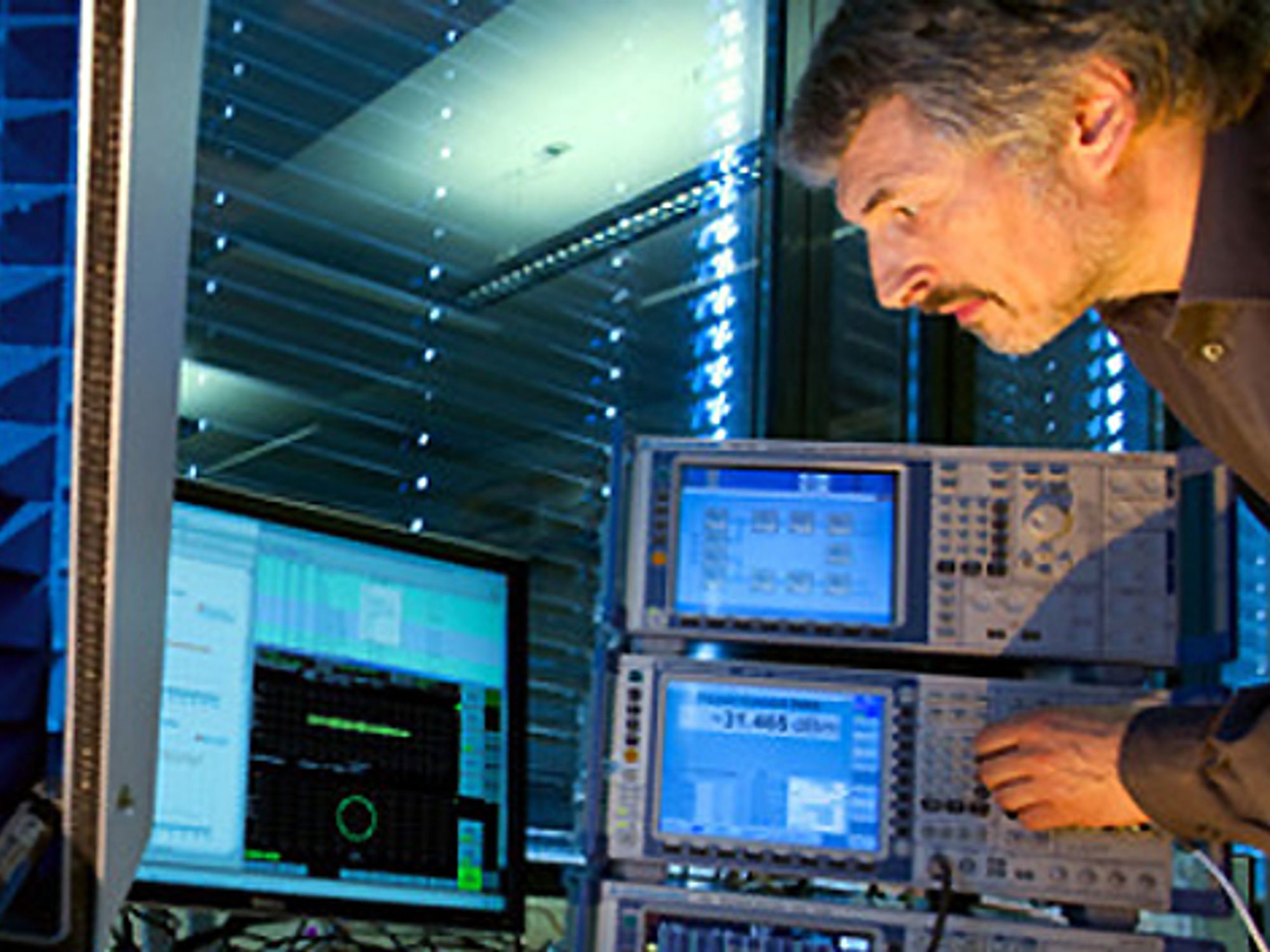 Älterer Ingenieur bei der Arbeit