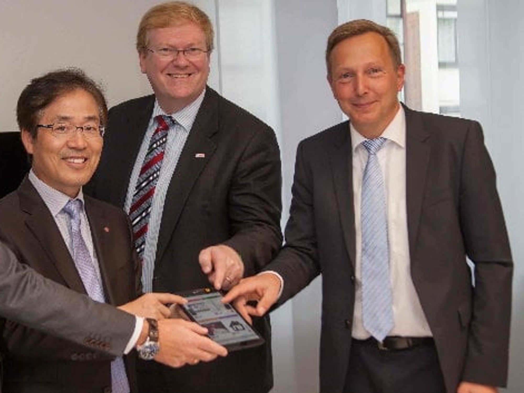Cisco, ABB, Bosch und LG wollen gemeinsam eine Software-Plattform für Smart Homes bereitstellen. Von links nach rechts: Michael Ganser (Cisco), Byunghoon Min (LG), Stefan Hartung (Bosch), Martin Schumacher (ABB) Cisco, ABB, Bosch und LG wollen gemeinsam eine Software-Plattform für Smart Homes bereitstellen. Von links nach rechts: Michael Ganser (Cisco), Byunghoon Min (LG), Stefan Hartung (Bosch), Martin Schumacher (ABB)