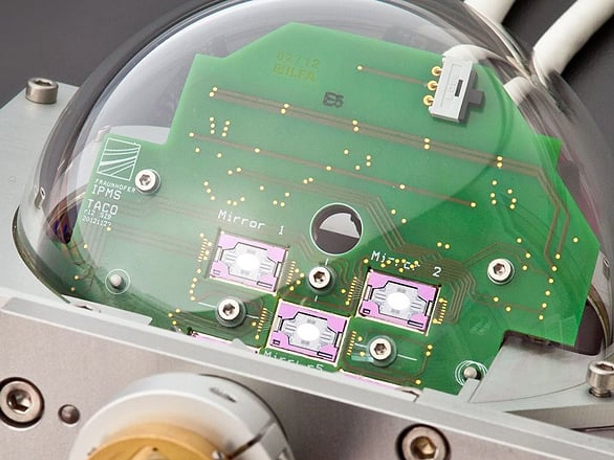 Ein Prototyp eines optischen Scankopfs mit integriertem MEMS-Scannerspiegel-Array ist auf der Security in Essen zu sehen. Ein Prototyp eines optischen Scankopfs mit integriertem MEMS-Scannerspiegel-Array ist auf der Security in Essen zu sehen.