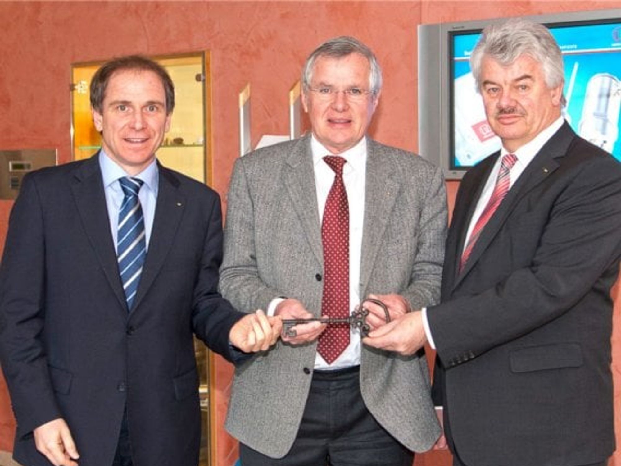 Stabübergabe bei Micro-Epsilon von Karl Wisspeintner an Dr. Sellen und Johann Saltzberger.