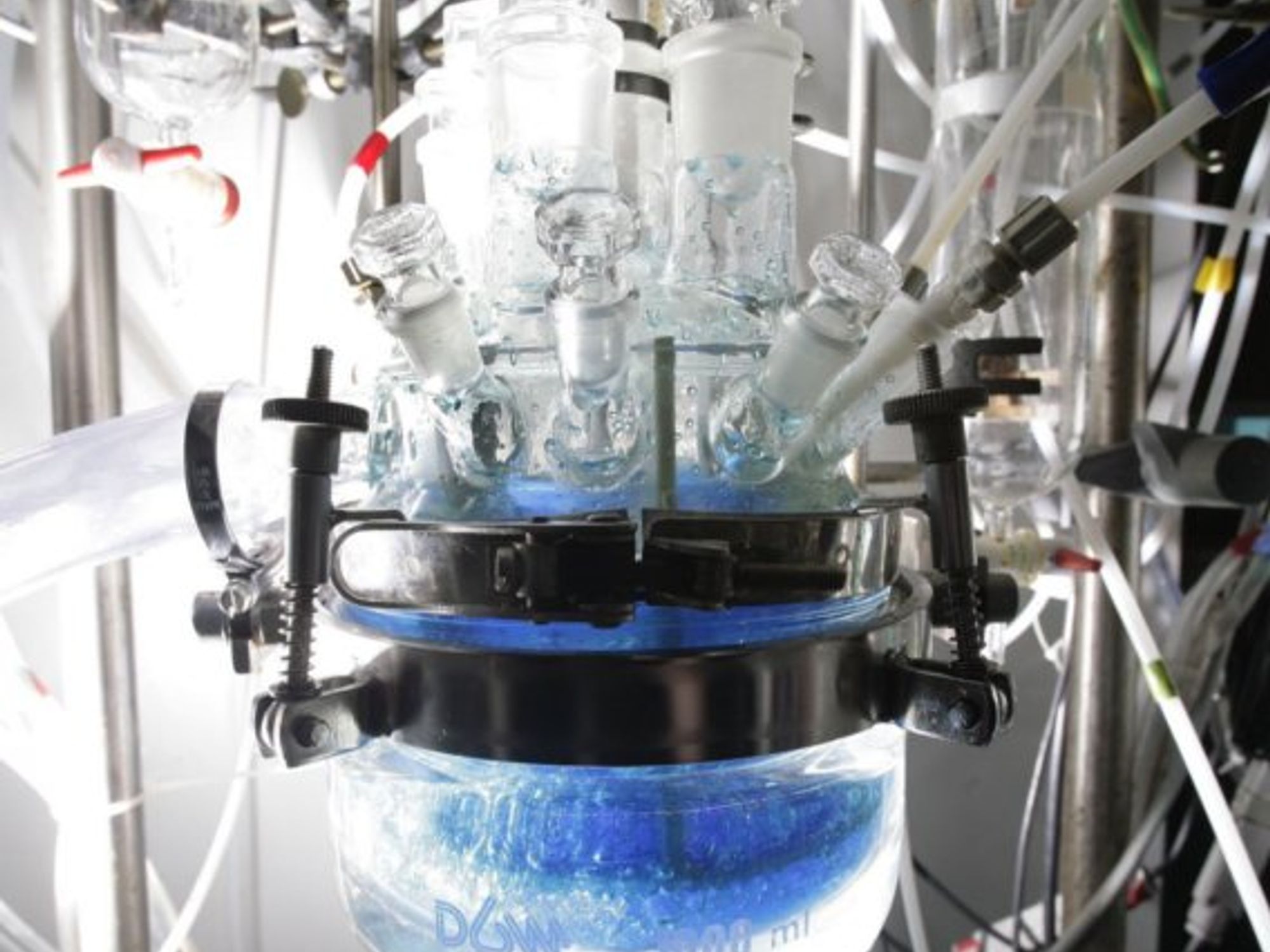 Synthesereaktor zur Erzeugung von Grundstoffen zur Batterieproduktion Synthesereaktor zur Erzeugung von Grundstoffen zur Batterieproduktion