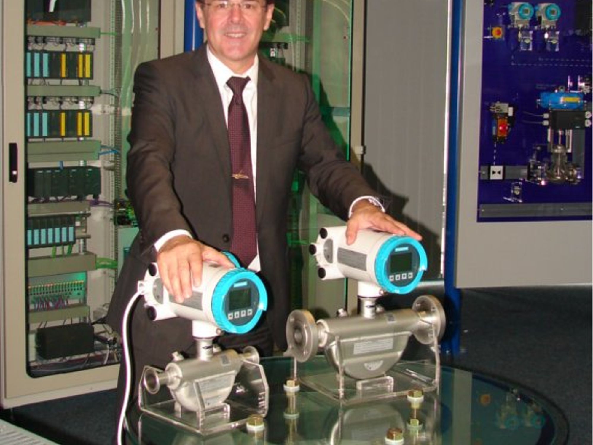 Hans-Georg Kumpfmüller präsentiert die neue Generation Coriolis-Massedurchflussmessgeräte, deren kurze Einbaulängen auf der Achema 2012 als Maßstab gelten.