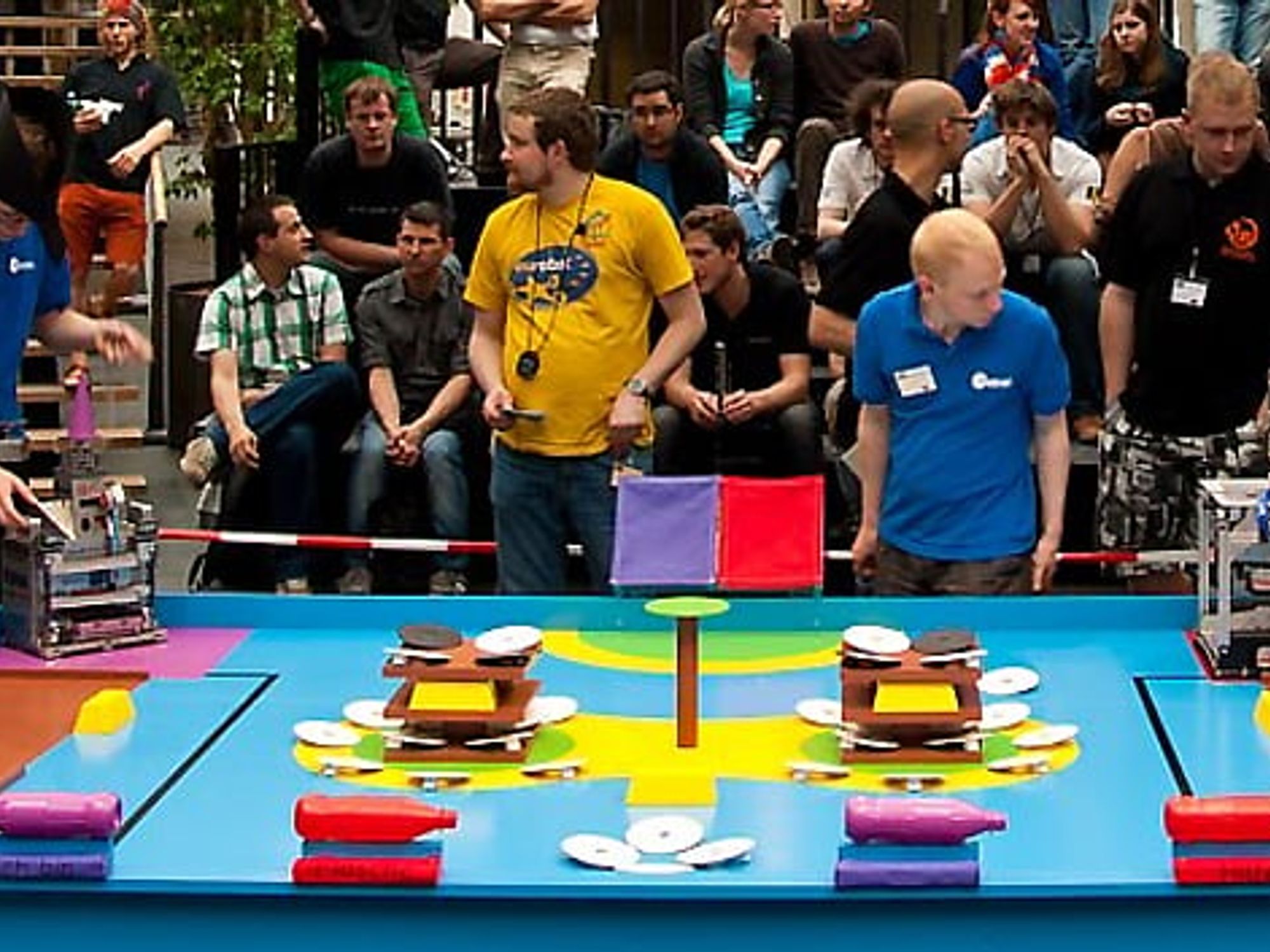 Jugendliche auf der EuroBot 2012 Jugendliche auf der EuroBot 2012