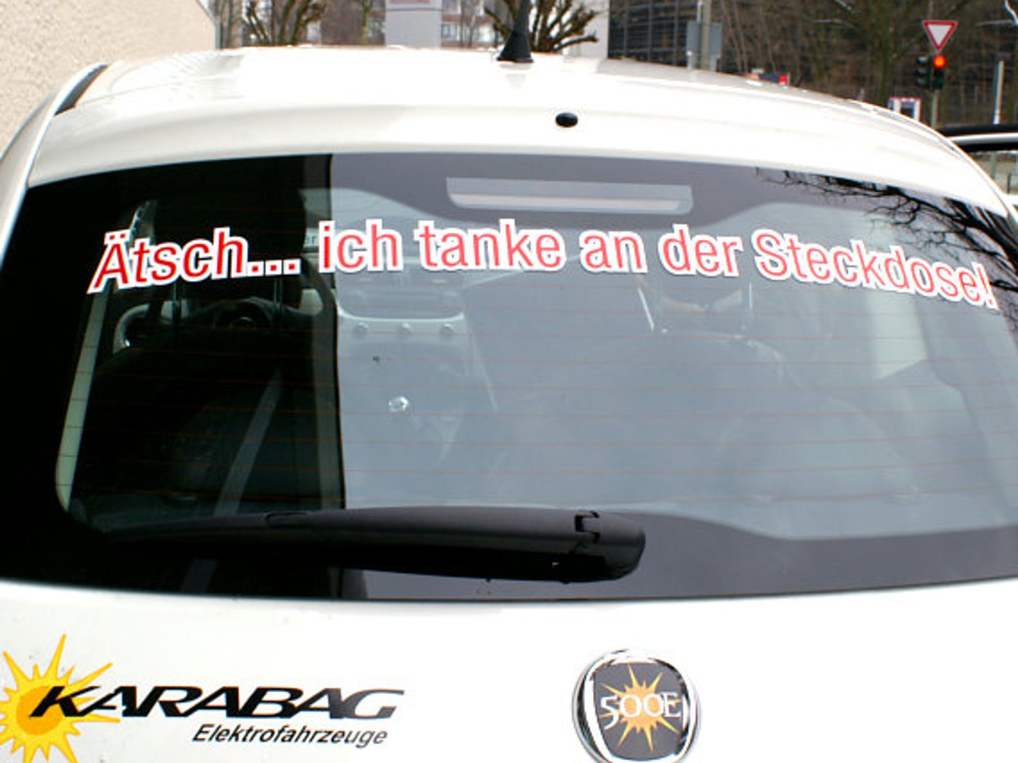 Karabag-Fiat 500, Heckscheibe mit Aufschrift Karabag-Fiat 500, Heckscheibe mit Aufschrift