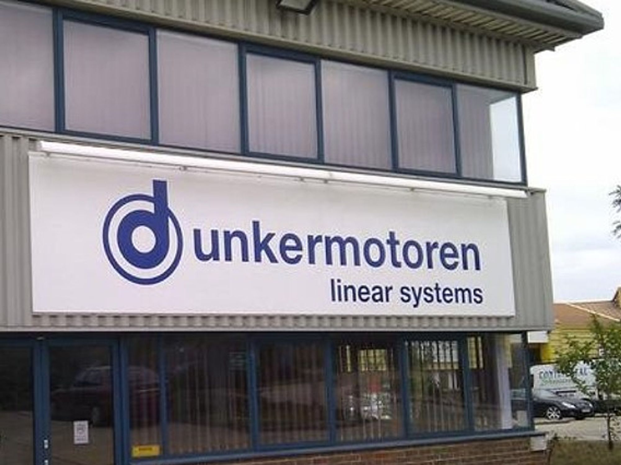 Der Standort Basildon mit dem neuen Logo »Dunkermotoren Linear Systems«