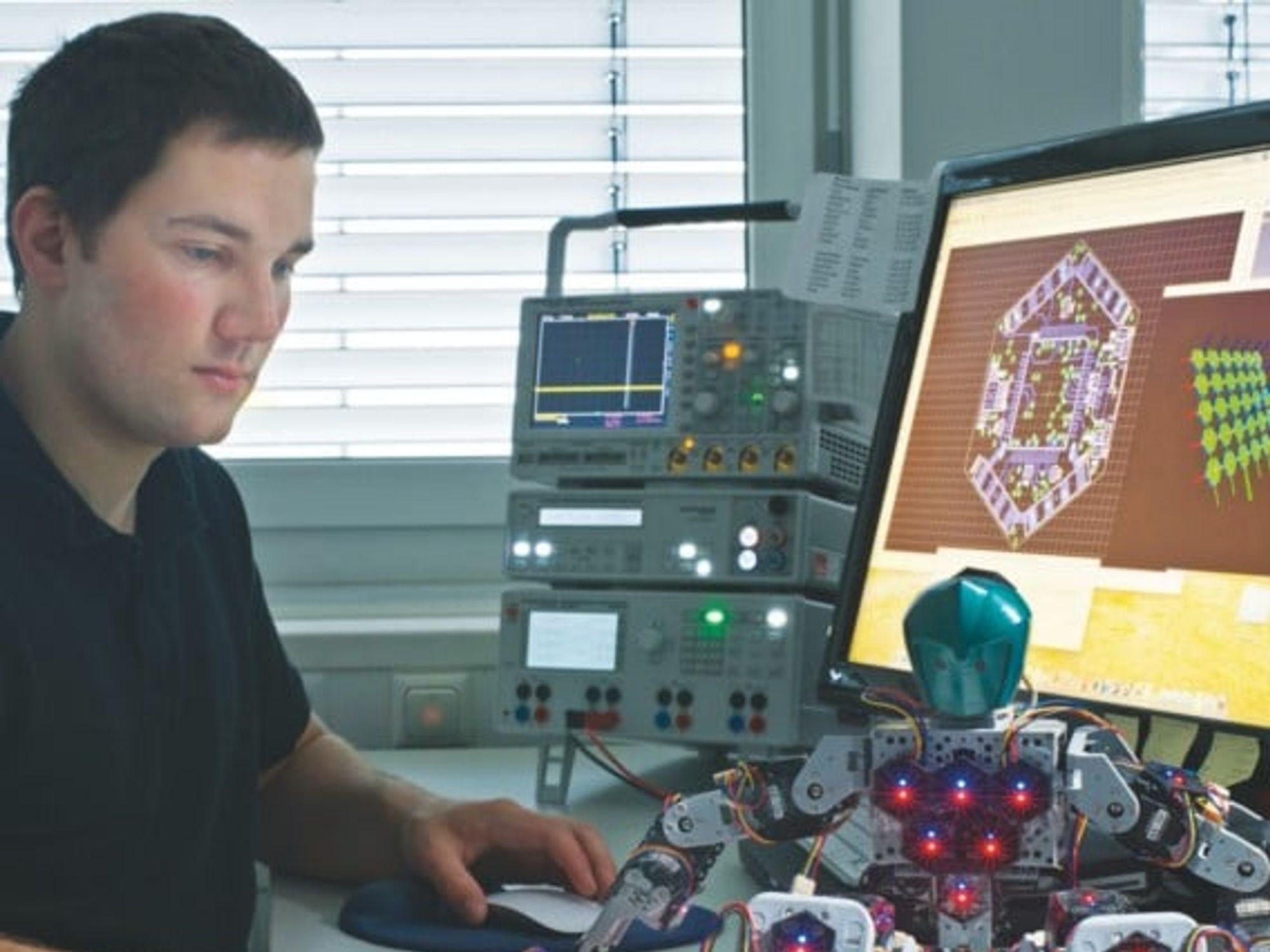 Philipp Mittendorfer (TU München) mit dem Roboter Bioloid, der 31 sechseckige Sensormodule verteilt über den ganzen Körper besitzt. Die Sensormodule messen Temperatur, Berührung und Beschleunigung, ähnlich wie die menschliche Haut. Philipp Mittendorfer (TU München) mit dem Roboter Bioloid, der 31 sechseckige Sensormodule verteilt über den ganzen Körper besitzt. Die Sensormodule messen Temperatur, Berührung und Beschleunigung, ähnlich wie die menschliche Haut.