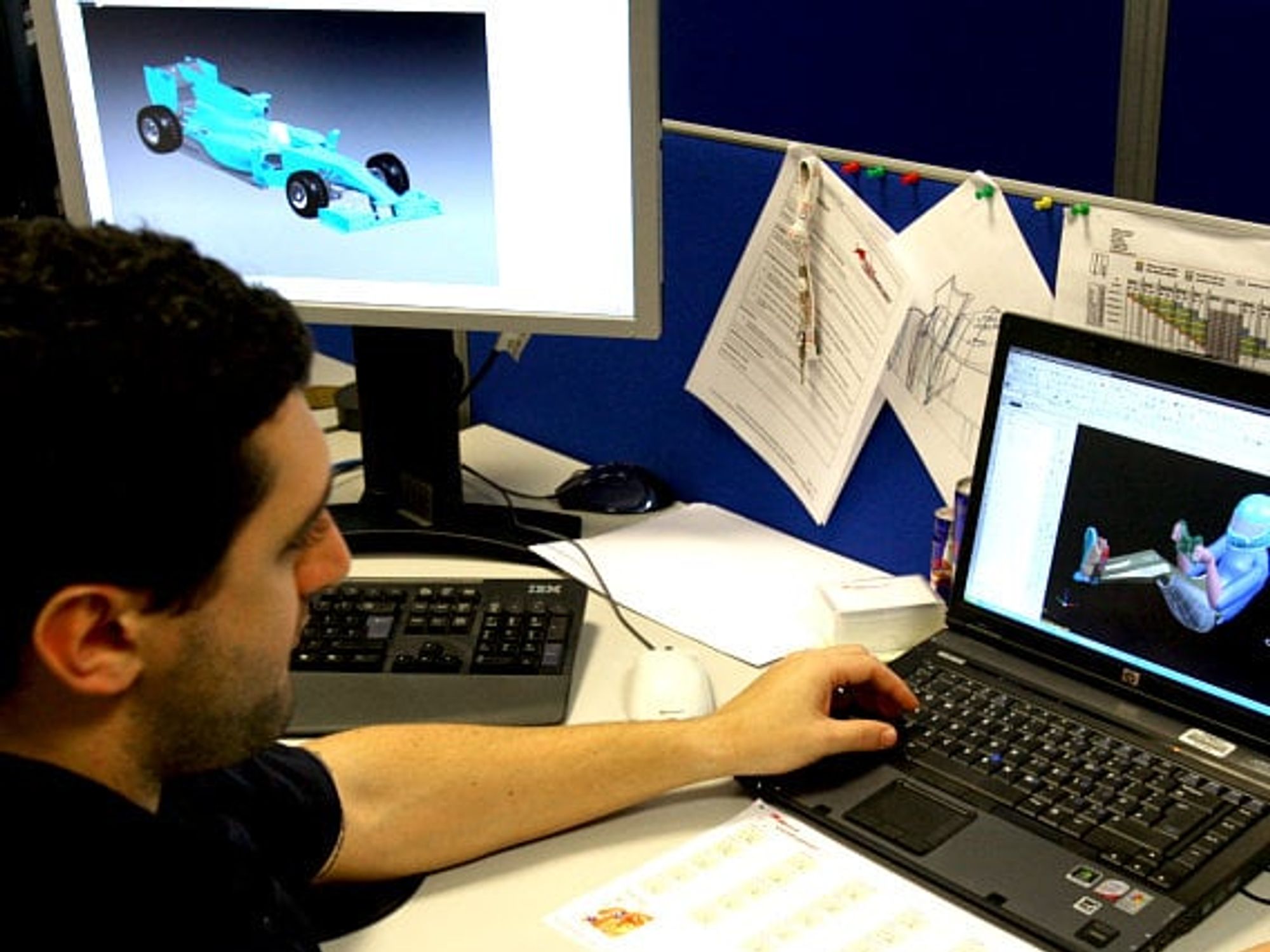 Siemens PLM, Red Bull, Mitarbeiter mit 3D-Entwicklungssoftware Siemens PLM, Red Bull, Mitarbeiter mit 3D-Entwicklungssoftware