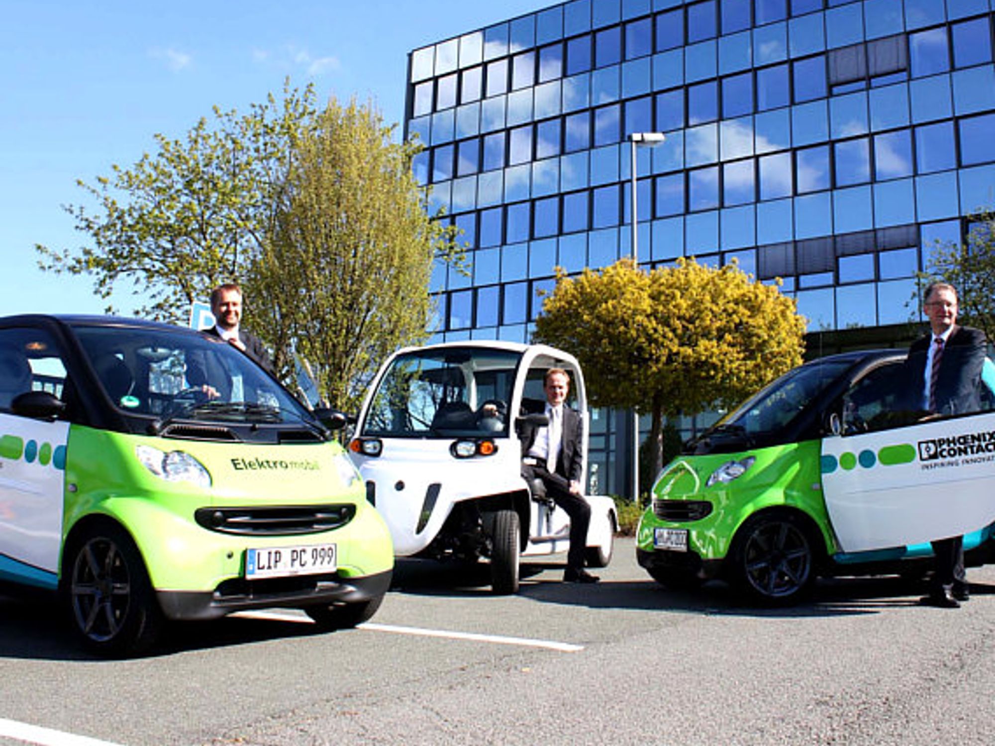Elektrosmart vor dem Hauptsitz von Phoenix Contact Elektrosmart vor dem Hauptsitz von Phoenix Contact