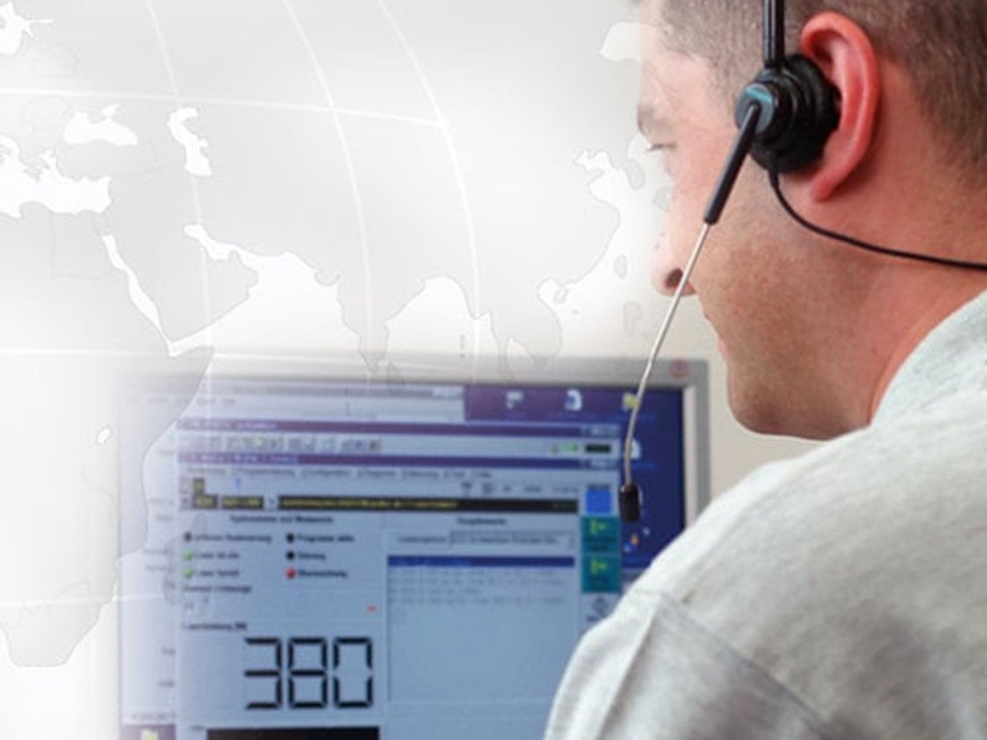 Servicemitarbeiter am Monitor