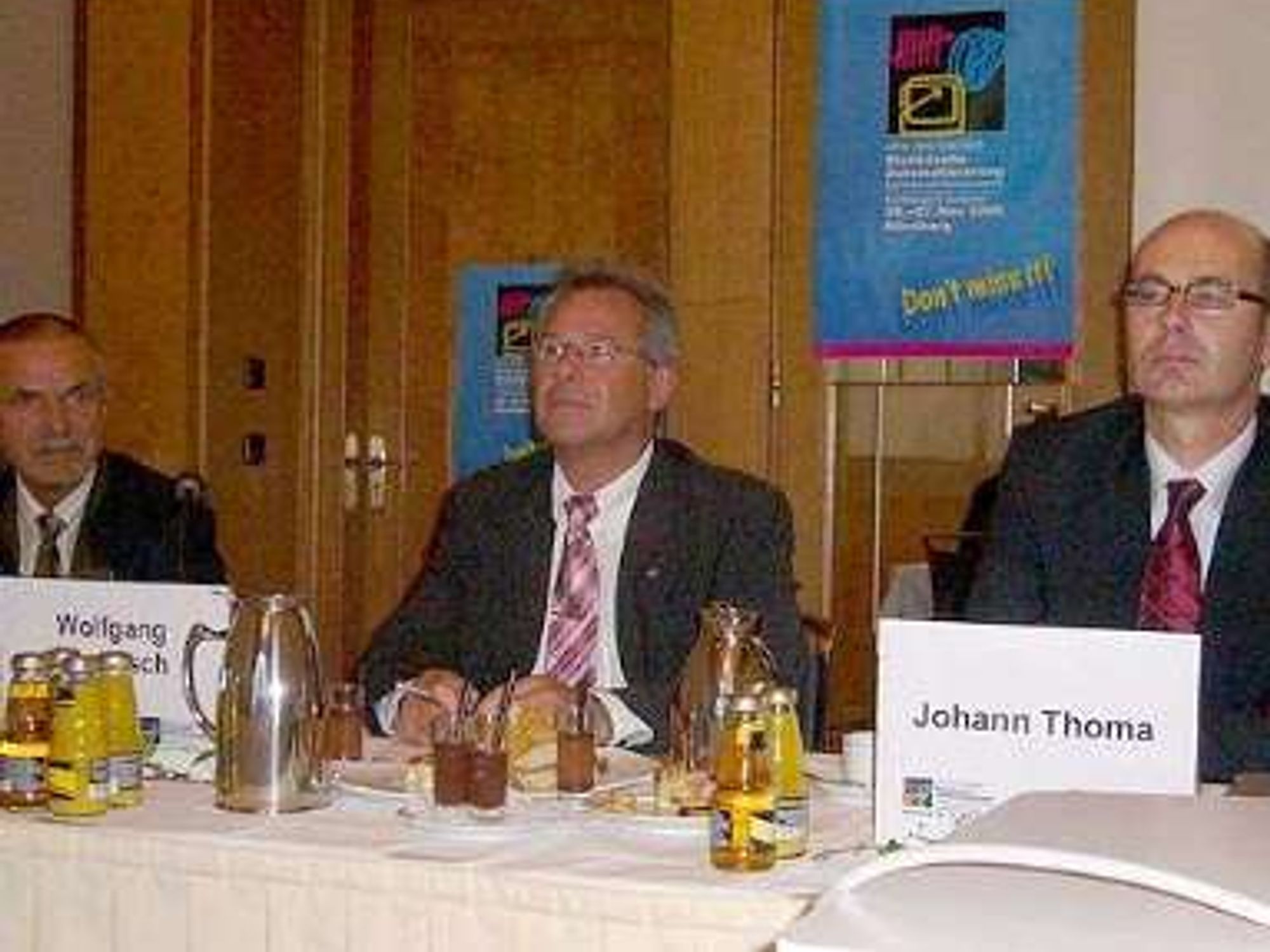 Prof. Dr.Ing. Klaus Bender (TU München), Wolfgang Tondasch (Panasonic Electric Works Deutschland) und Johann Thoma (Mesago) auf der gestrigen SPS/IPC/Drives-Pressekonferenz (v.l.n.r.) Prof. Dr.Ing. Klaus Bender (TU München), Wolfgang Tondasch (Panasonic Electric Works Deutschland) und Johann Thoma (Mesago) auf der gestrigen SPS/IPC/Drives-Pressekonferenz (v.l.n.r.)