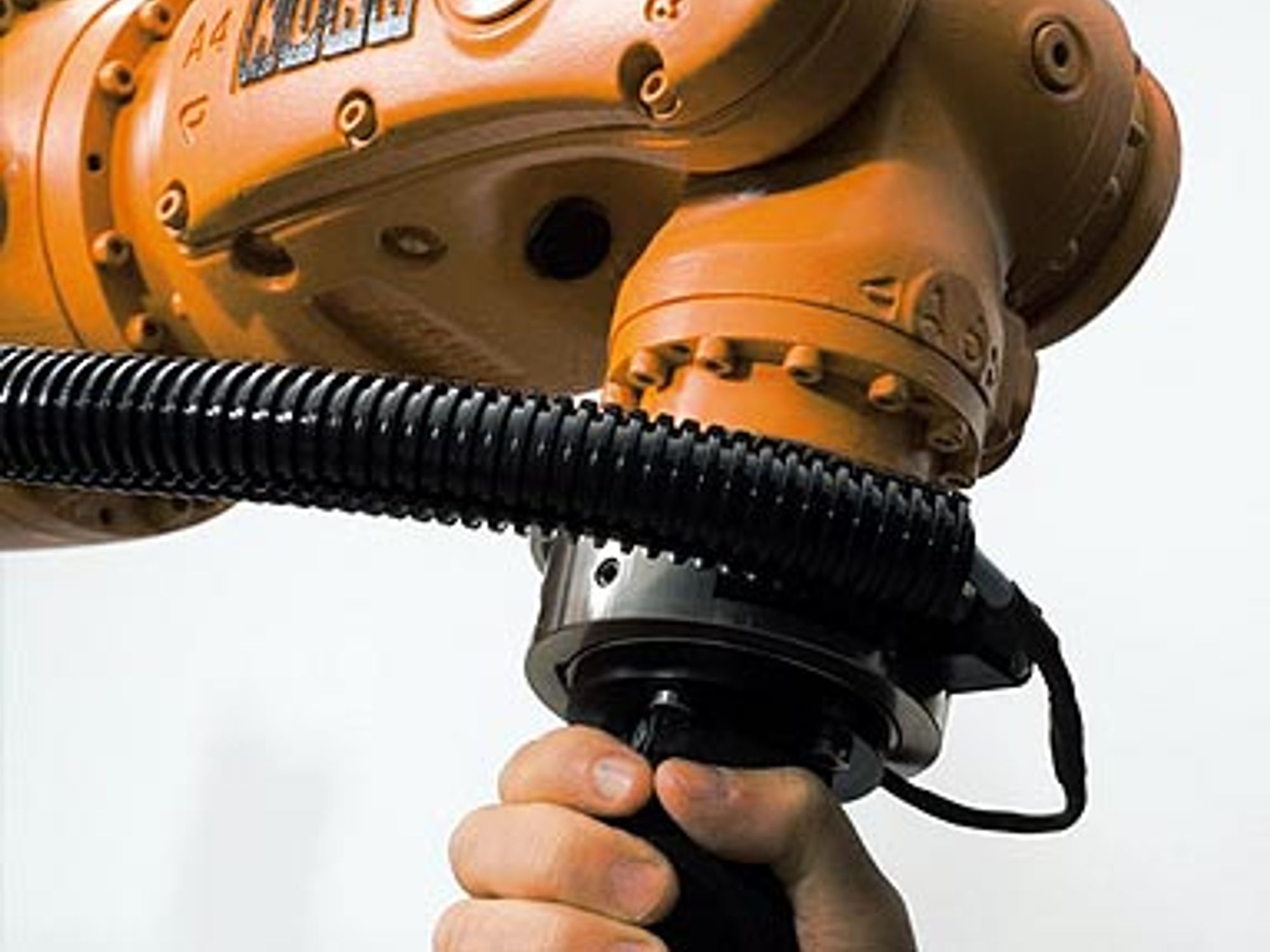 Direktes Führen des Roboters über Kraft-Momenten-Sensorik am Beispiel eines Entgrat-Vorganges einer Motorblock-Sandguss-Form. 