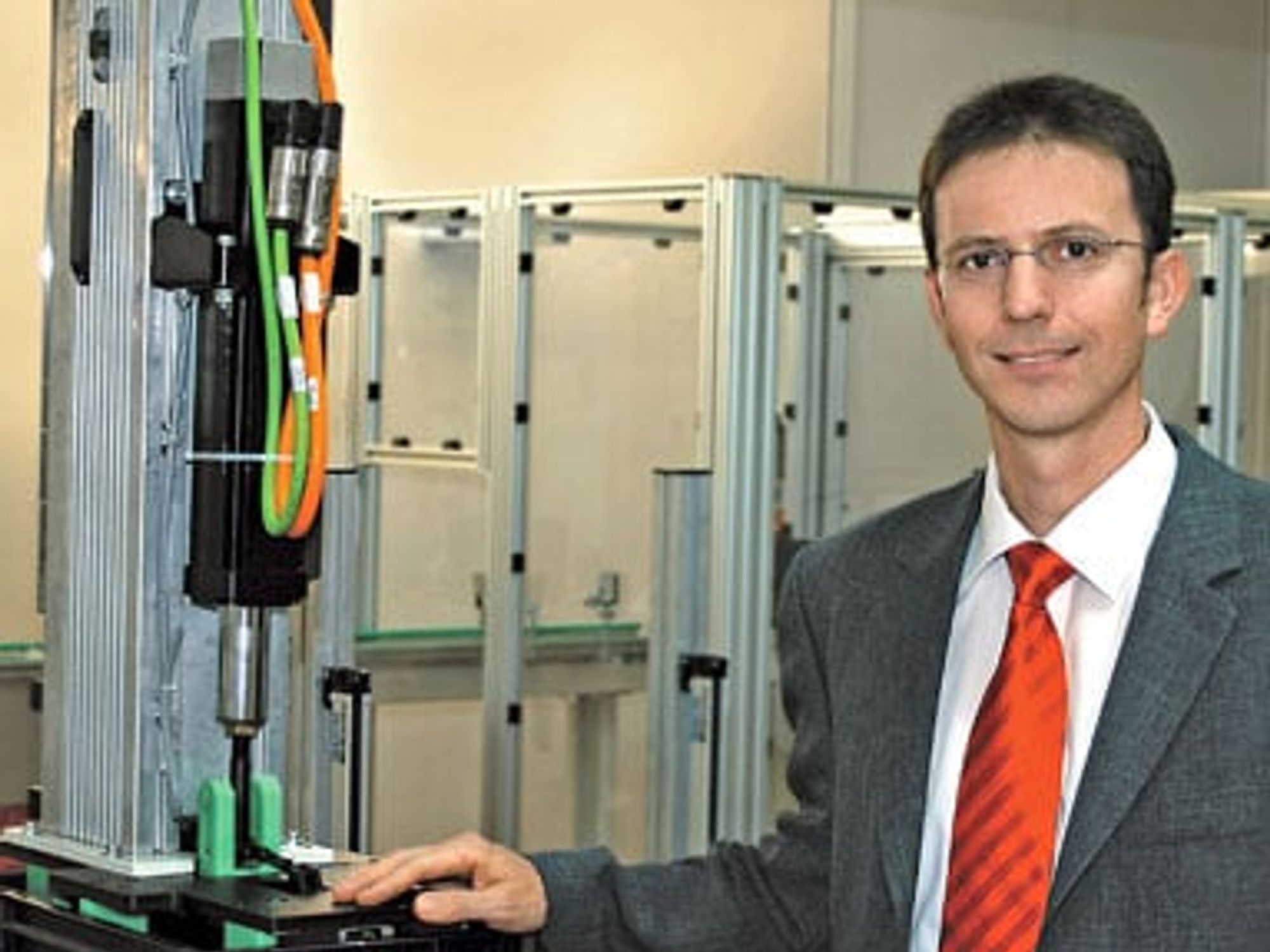 Dr. Markus Müller, Robotik-Pionier bei SEW: „Die IEC 61131-3 eignet sich hervorragend für modulare Bahnsteuerungen.”œ Dr. Markus Müller, Robotik-Pionier bei SEW: „Die IEC 61131-3 eignet sich hervorragend für modulare Bahnsteuerungen.”œ