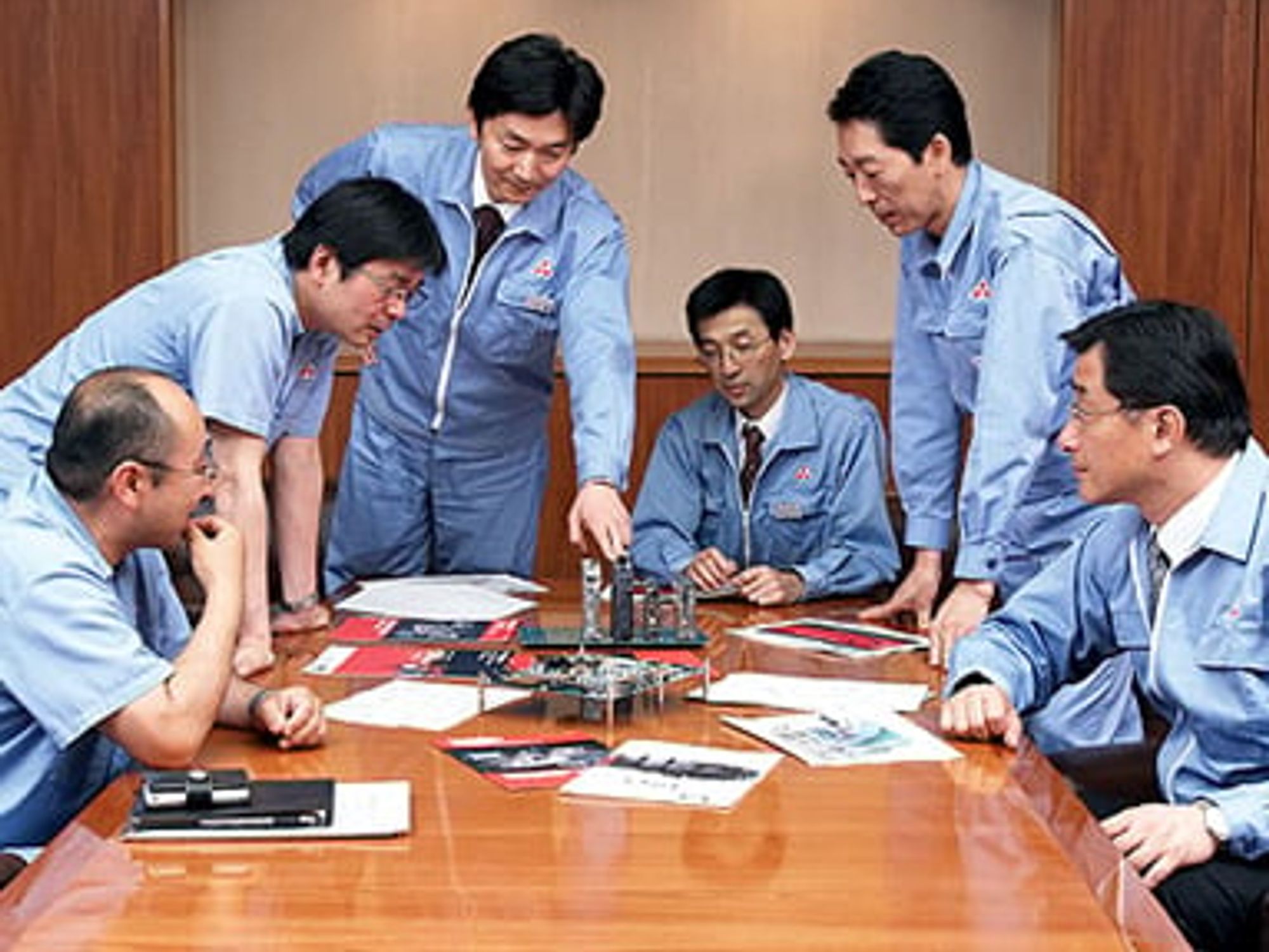 Die Entwicklungsmannschaft: (v.l.n.r.) Tomoyuki Kobayashi, Bereichsleiter Roboter-Entwicklung; Makoto Nishimura, Leiter Bereich 3 Antriebssystementwicklung; Kumio Saito, Gruppenleiter Controller Planning; Hikaru Kaneko, Leiter der Sparte CNC-Systeme; Die Entwicklungsmannschaft: (v.l.n.r.) Tomoyuki Kobayashi, Bereichsleiter Roboter-Entwicklung; Makoto Nishimura, Leiter Bereich 3 Antriebssystementwicklung; Kumio Saito, Gruppenleiter Controller Planning; Hikaru Kaneko, Leiter der Sparte CNC-Systeme;