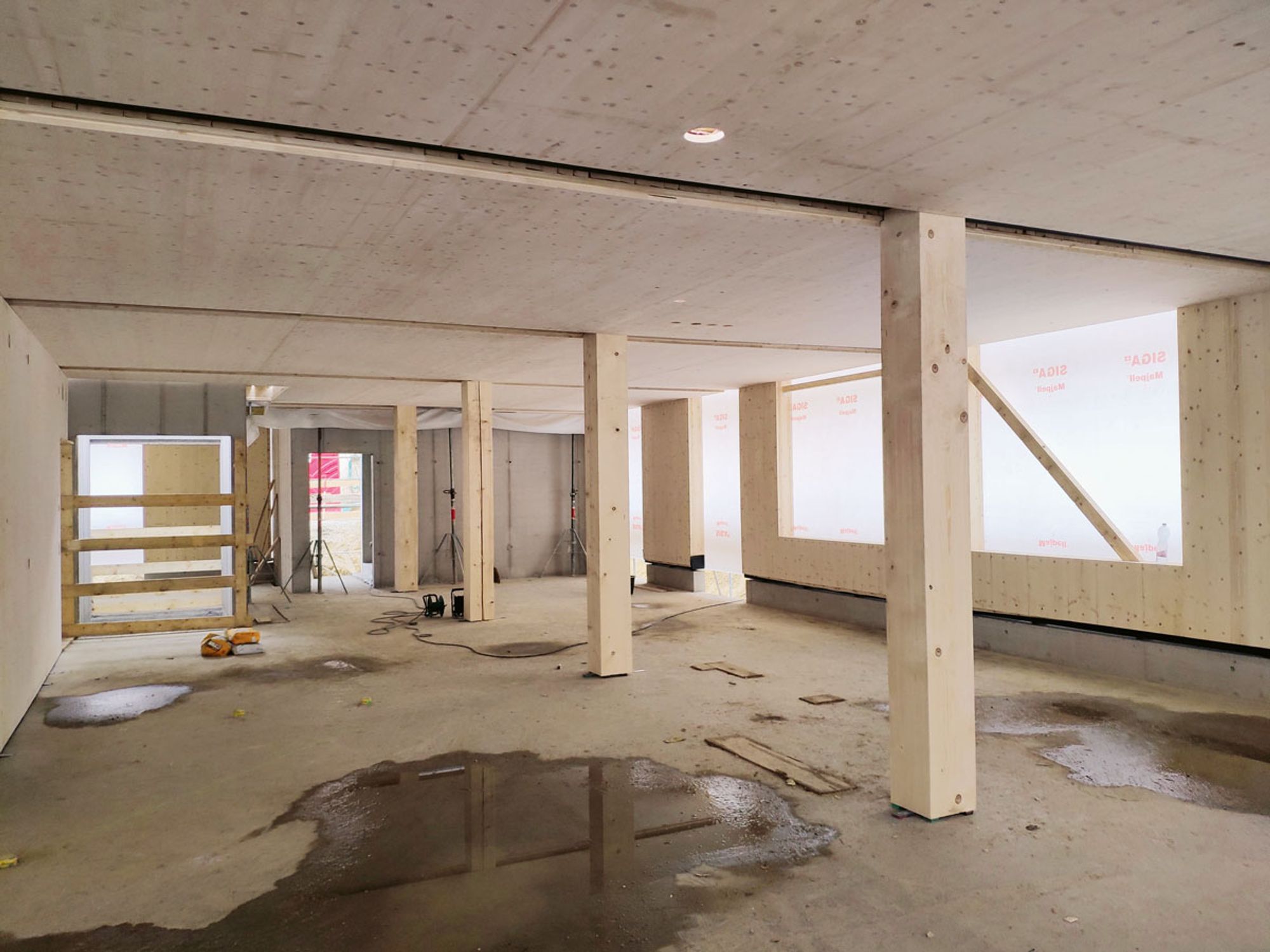 Das Tragsystem weist im Grundriss ein Raster von 4,05 m × max. 6,20 m auf