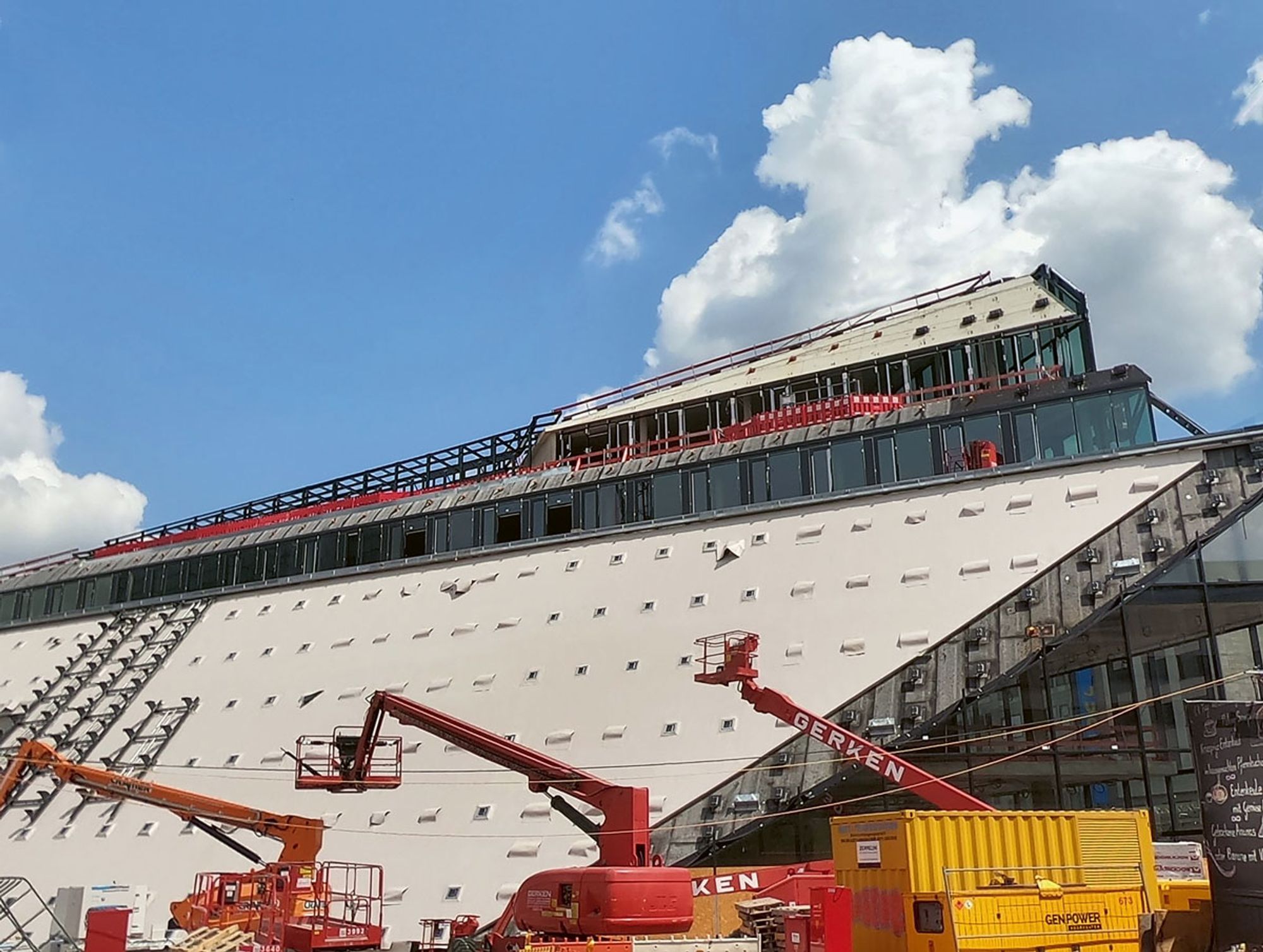 Ausführung der Fassadenarbeiten: Sämtliche Durchdringungen für die Metallunterkonstruktion wurden mit einer speziellen Kunststoffbahn abgedichtet (Fotos: Sika/Ingenhoven Architects/HGEsch und Over Dach) Ausführung der Fassadenarbeiten: Sämtliche Durchdringungen für die Metallunterkonstruktion wurden mit einer speziellen Kunststoffbahn abgedichtet (Fotos: Sika/Ingenhoven Architects/HGEsch und Over Dach)