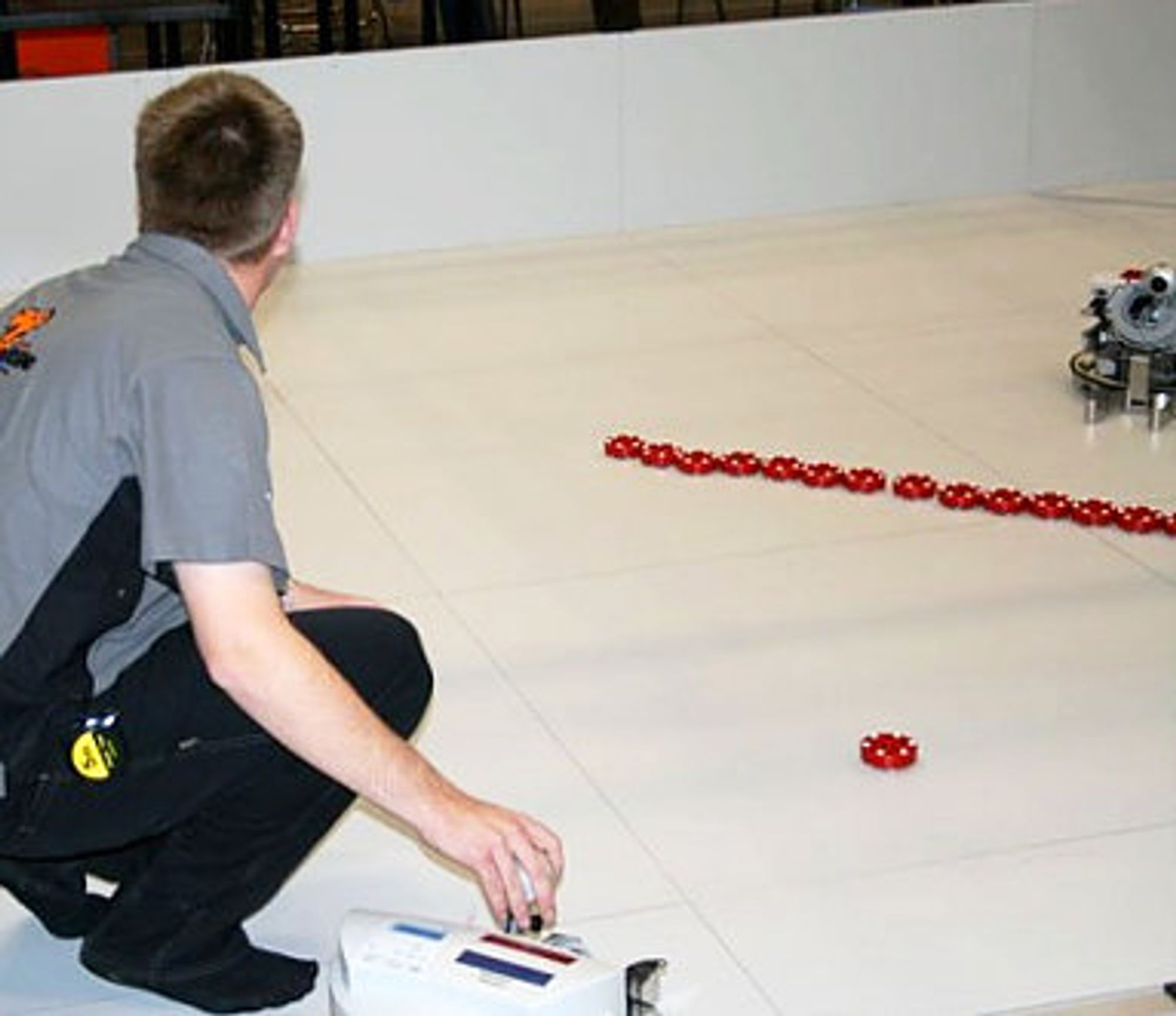 World Skills 2007, Mobile Roboter, Teilnehmer mit Robotersteuerung World Skills 2007, Mobile Roboter, Teilnehmer mit Robotersteuerung