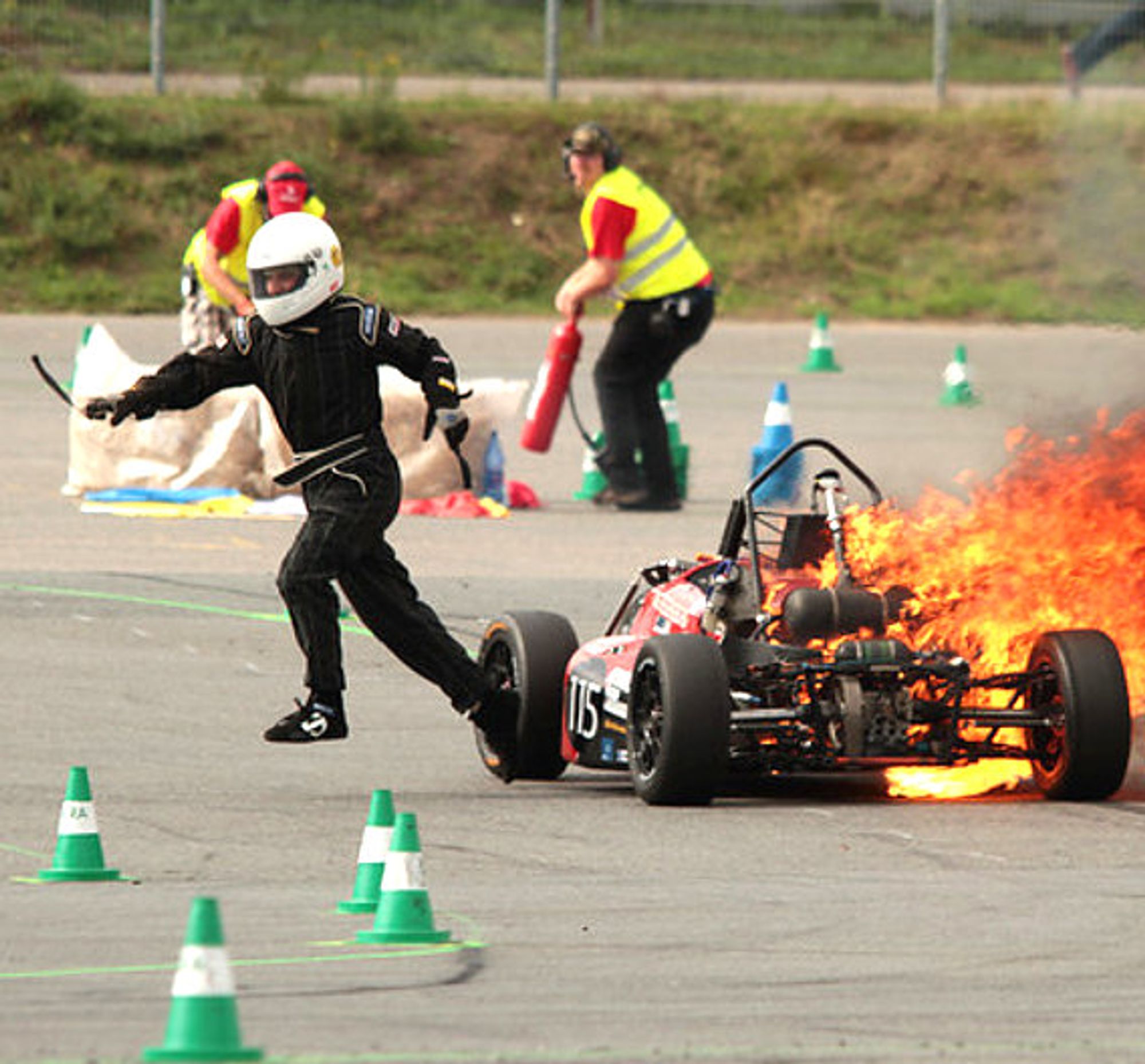 Formula Student Germany 2010, brennender Rennwagen