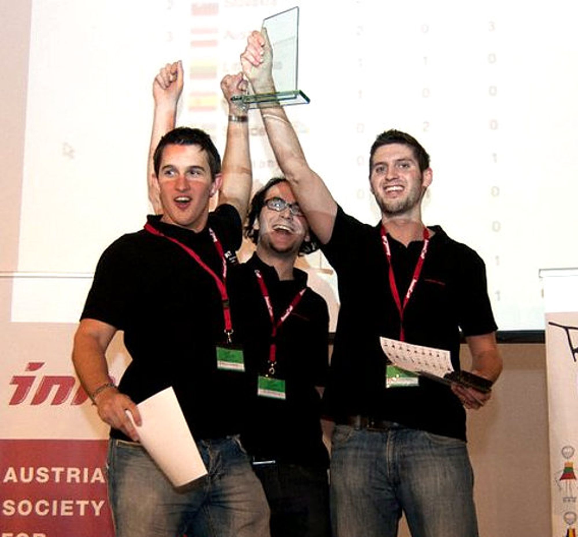 RobotChallenge 2011, Team mit Pokal und Urkunden