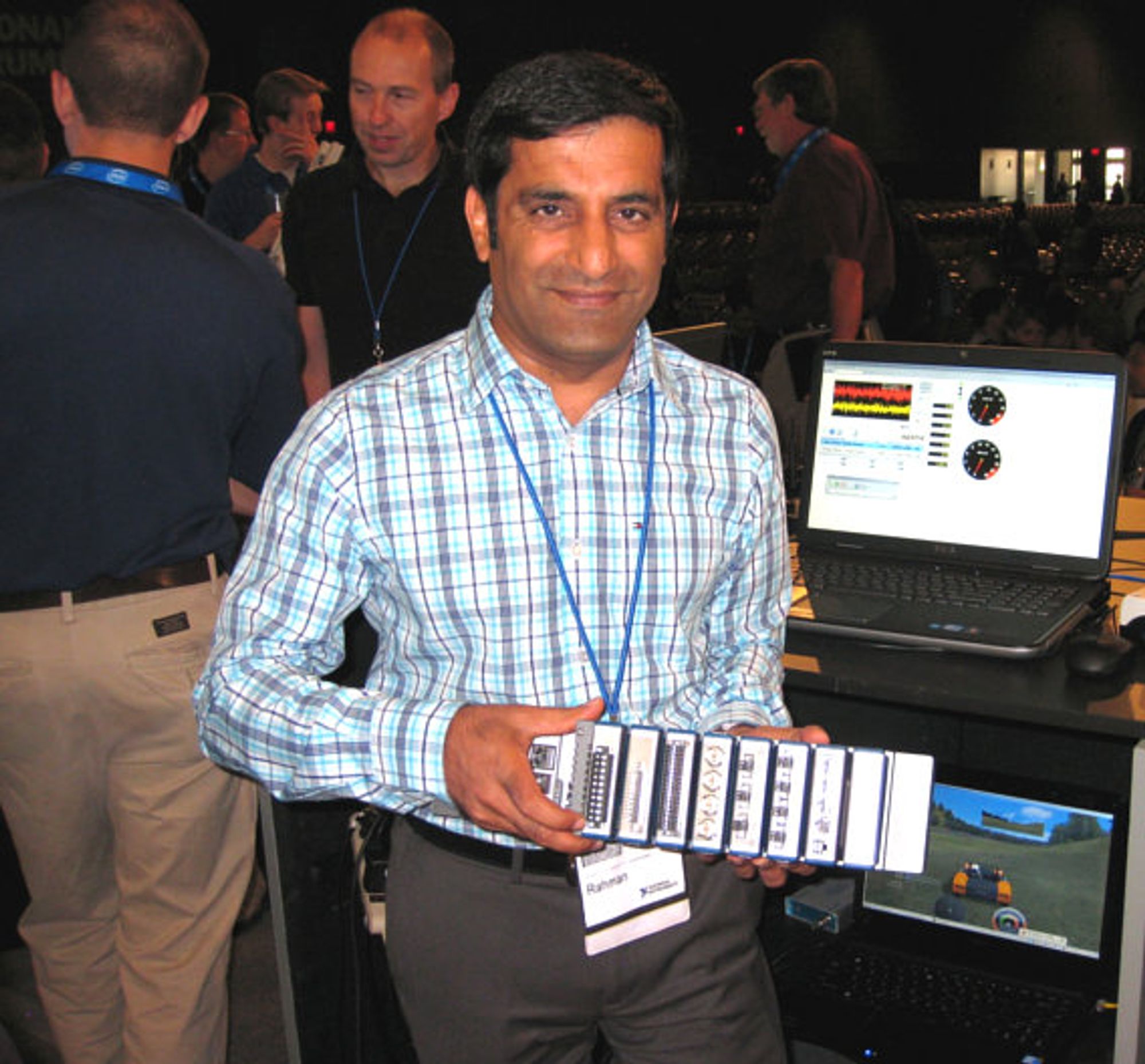NI-Week 2011, Rahman Jamal mit CompactRIO-Chassis NI-Week 2011, Rahman Jamal mit CompactRIO-Chassis