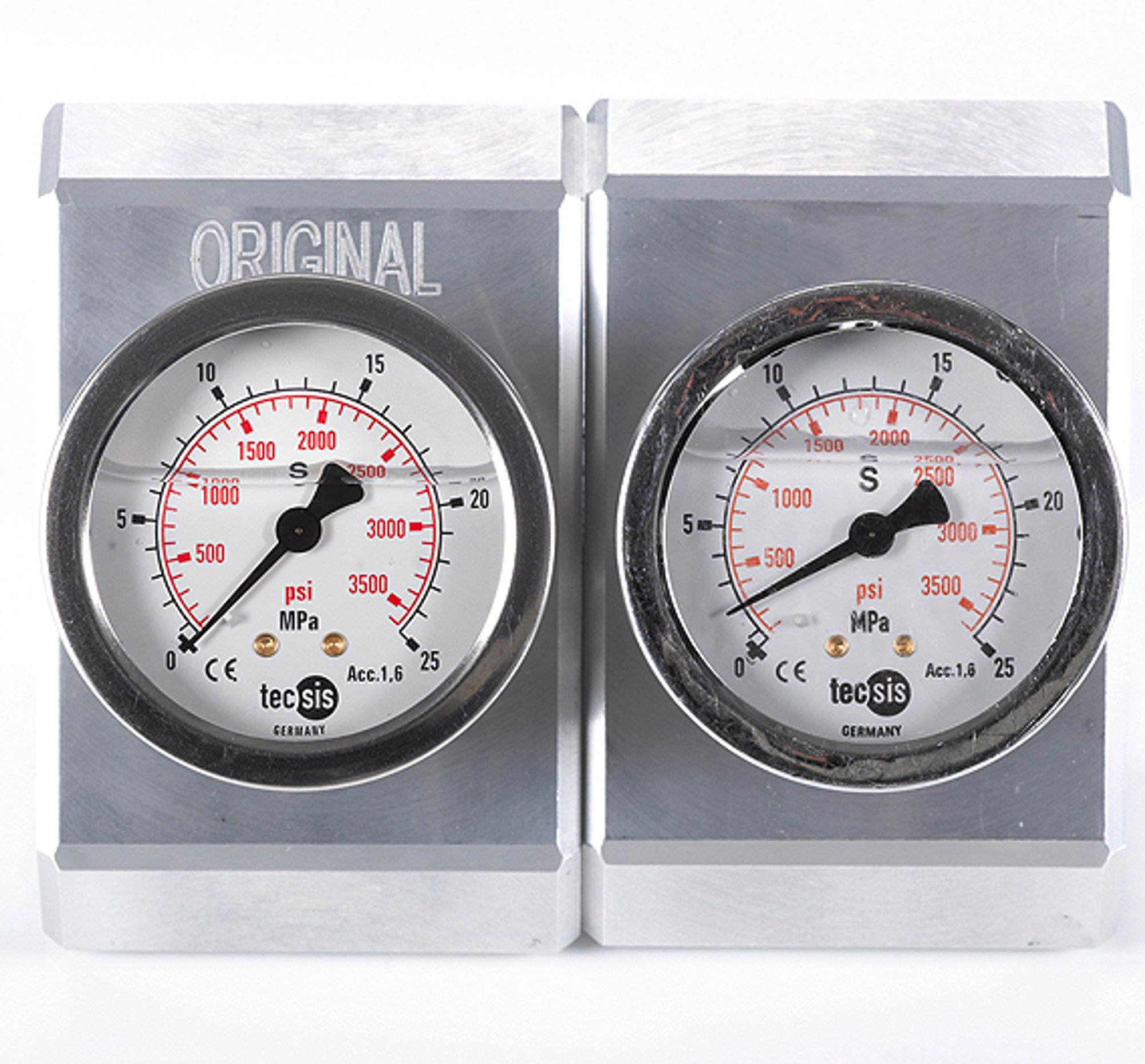 Das Druckmessgerät "tecsis Manometer 1453/1454 shock proof" im Original (links) von der tecsis GmbH, Offenbach. Die Fälschung wird von Suzhou LINK Automatic Instrumentation Co., Ltd., Suzhou, VR China, vertrieben.