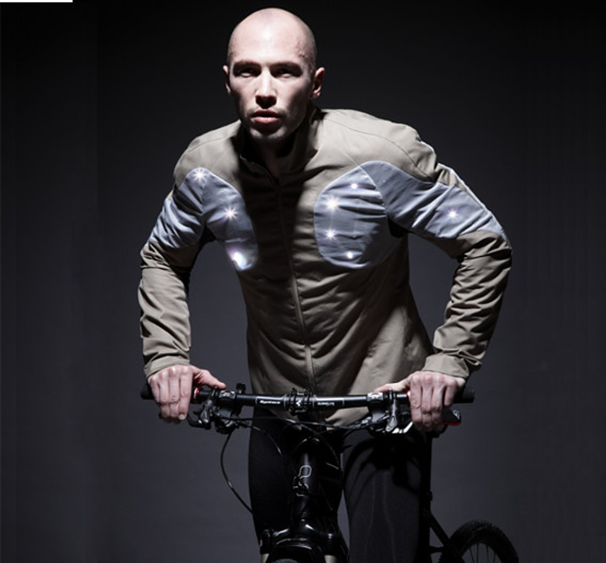 4 Fraunhofer IZM, Hightech Fahrradjacke mit LED, trapazierfähige elektronische Bauteile, Mann mit Jacke und Fahrrad 
