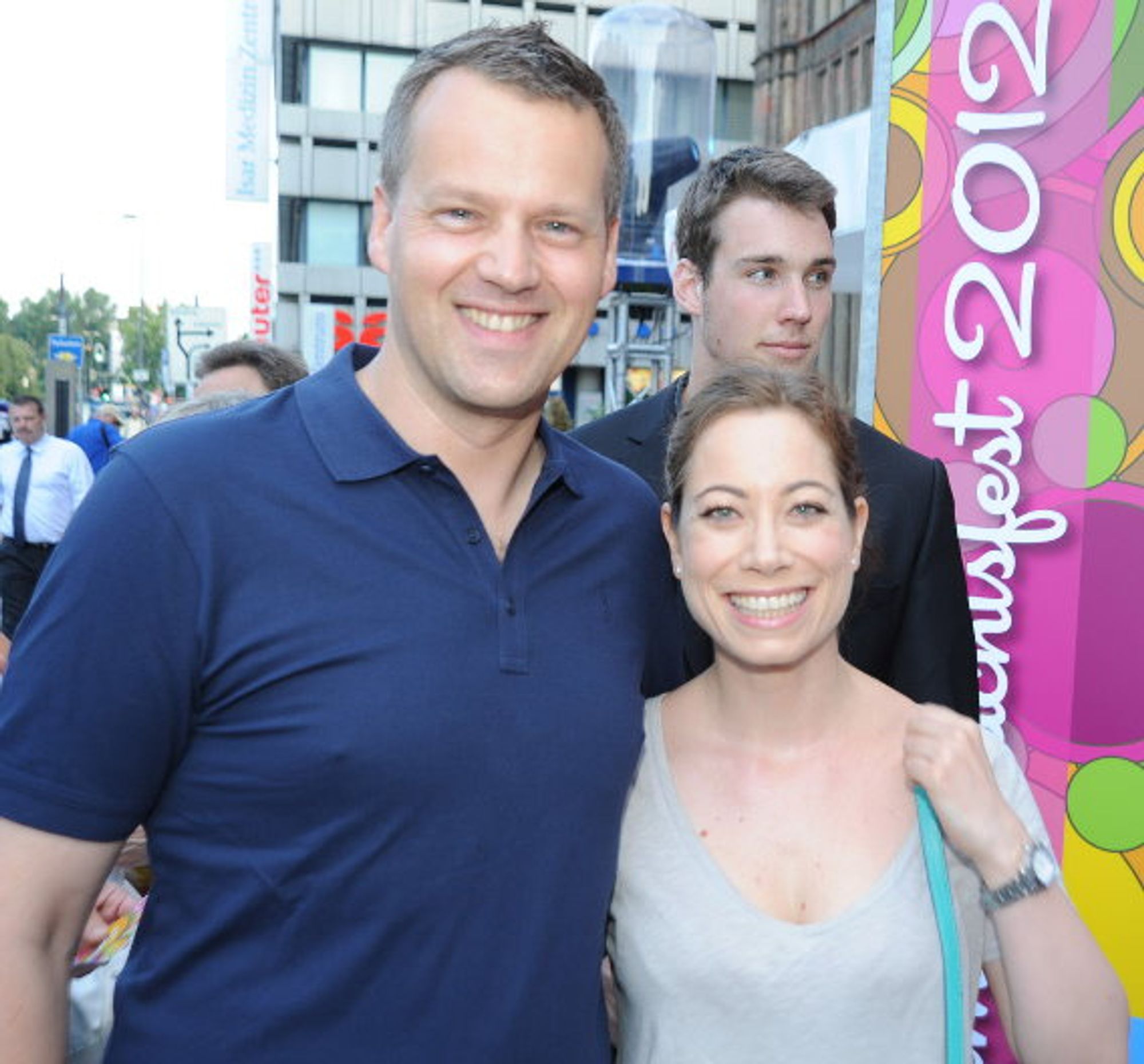 Melanie Mora, Robert Unseld