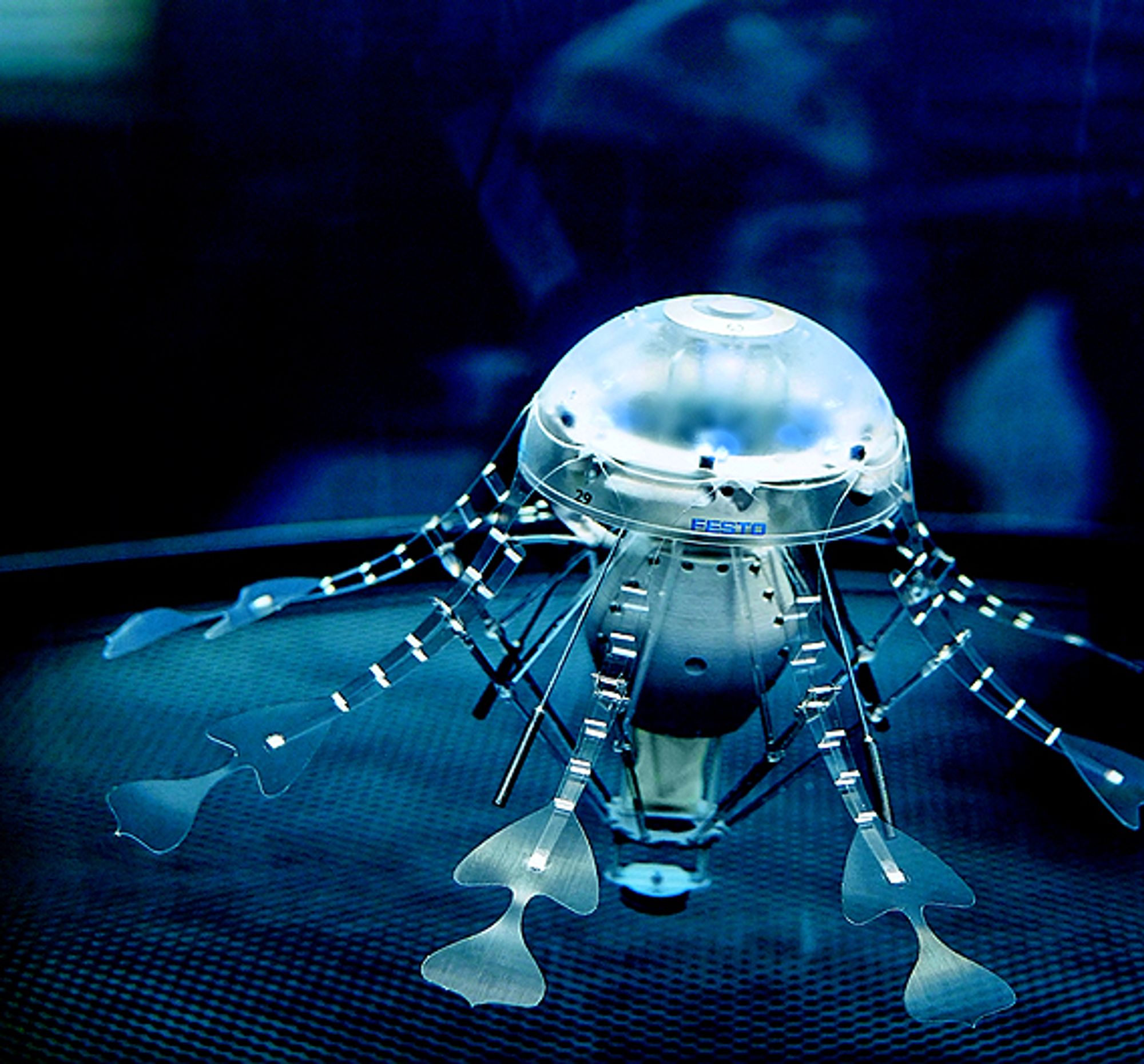 Einer Qualle nachempfunden ist der AquaJelly. Die künstliche autonome Qualle weist als selbststeuerndes System ein ausgeprägtes Schwarmverhalten auf.