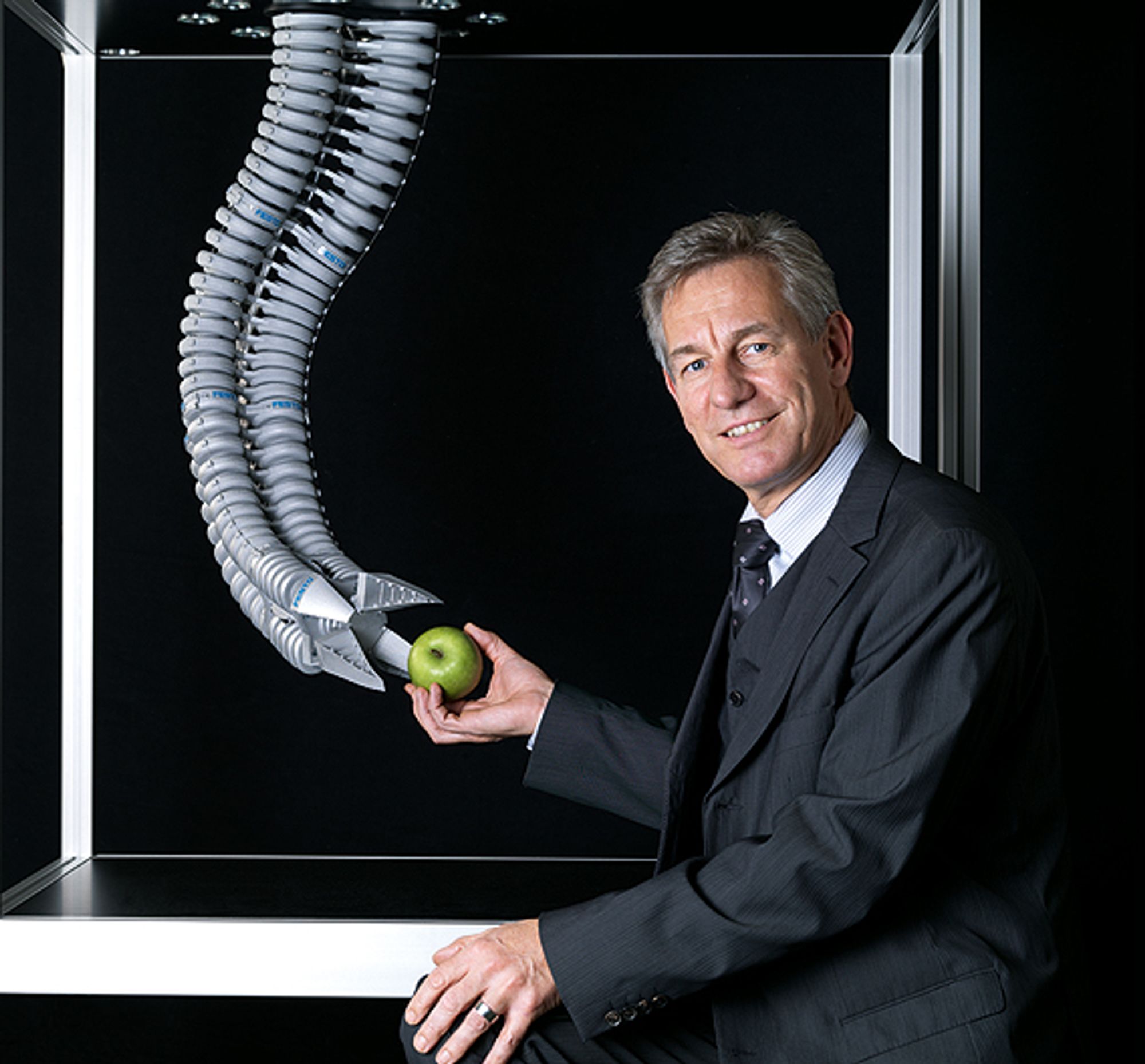 Dr. Eberhard Veit, Vorstandsvorsitzender der Festo AG, mit dem Bionischen Handling-Assistenten von Festo, mit dem Handling Assistenten.