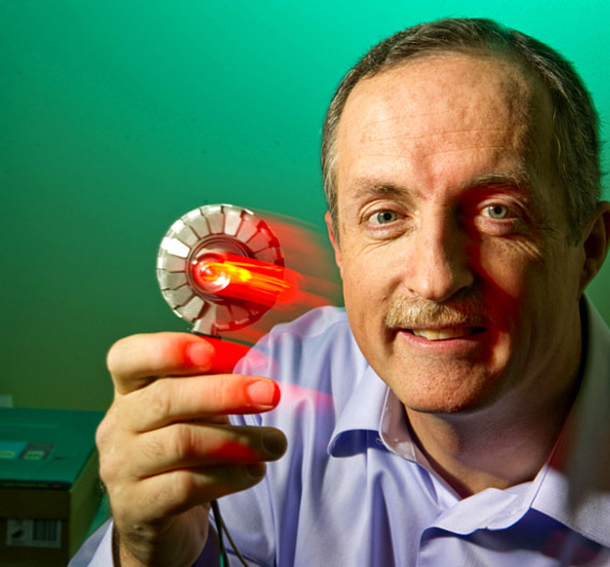 Siemens-Erfinderpreis 2010, Charles Coushaine mit Leuchtdiode