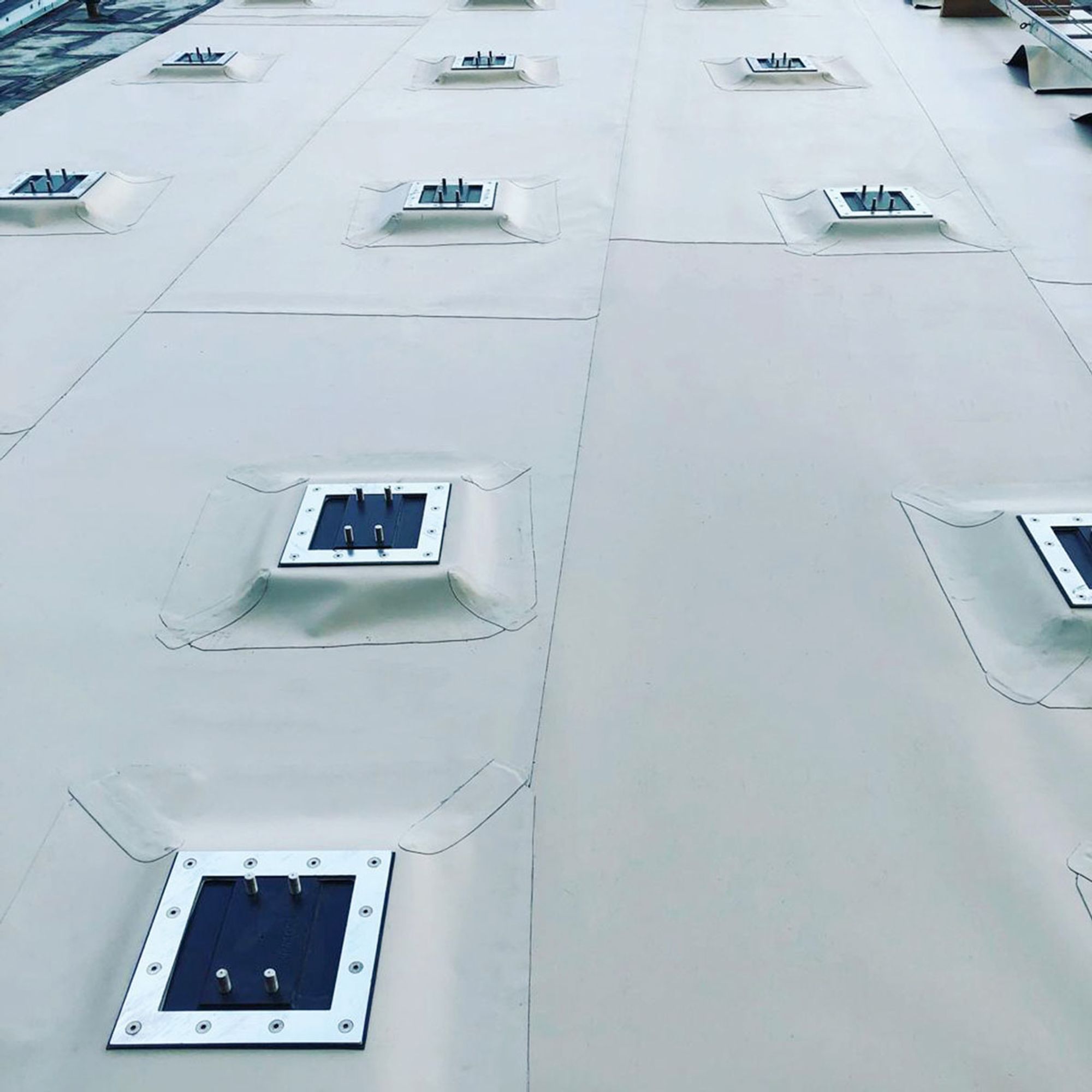 Auf diesen Konsolen wurde die Konstruktion der Grünfassade montiert Auf diesen Konsolen wurde die Konstruktion der Grünfassade montiert