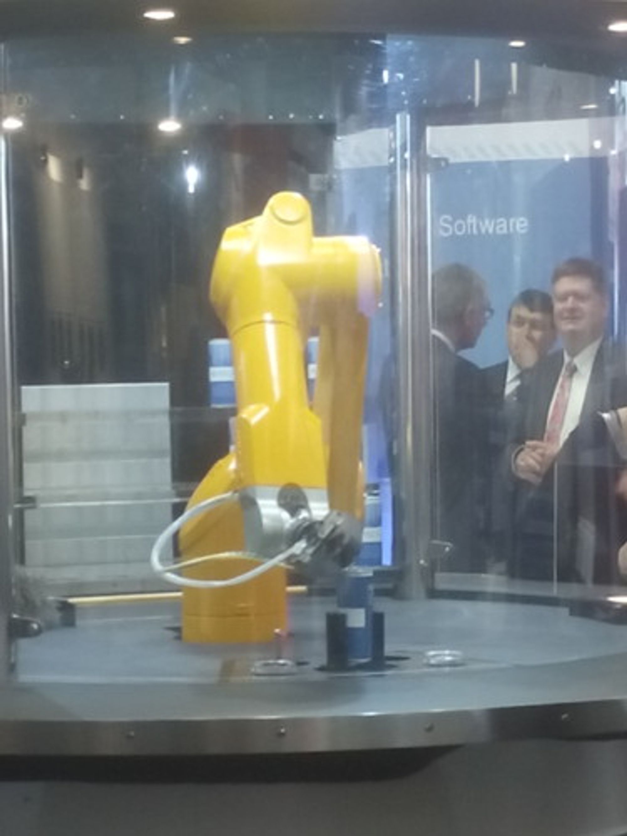 Dieser Arm von Heitec (Halle 1) öffnet und serviert Getränke.