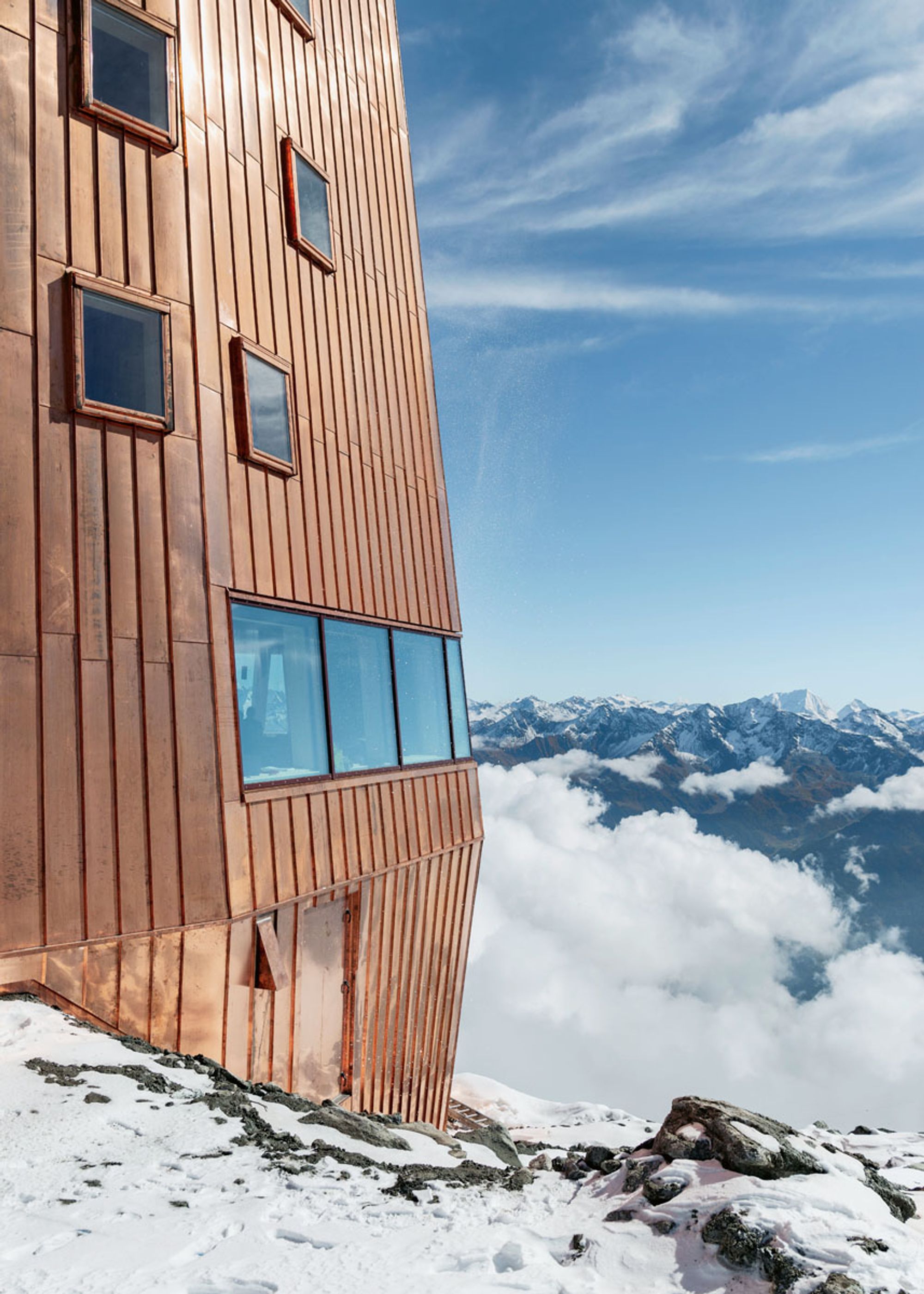 Die neue Schwarzensteinhütte – 
ein leuchtender Solitär mit einer Oberfläche 
aus Kupferblech und lichten Innenräumen, 
deren Dachfenster das Bergpanorama wie 
ein Gemälde inszenieren (Foto: Velux/Stifter+Bachmann/Oliver Jaist)