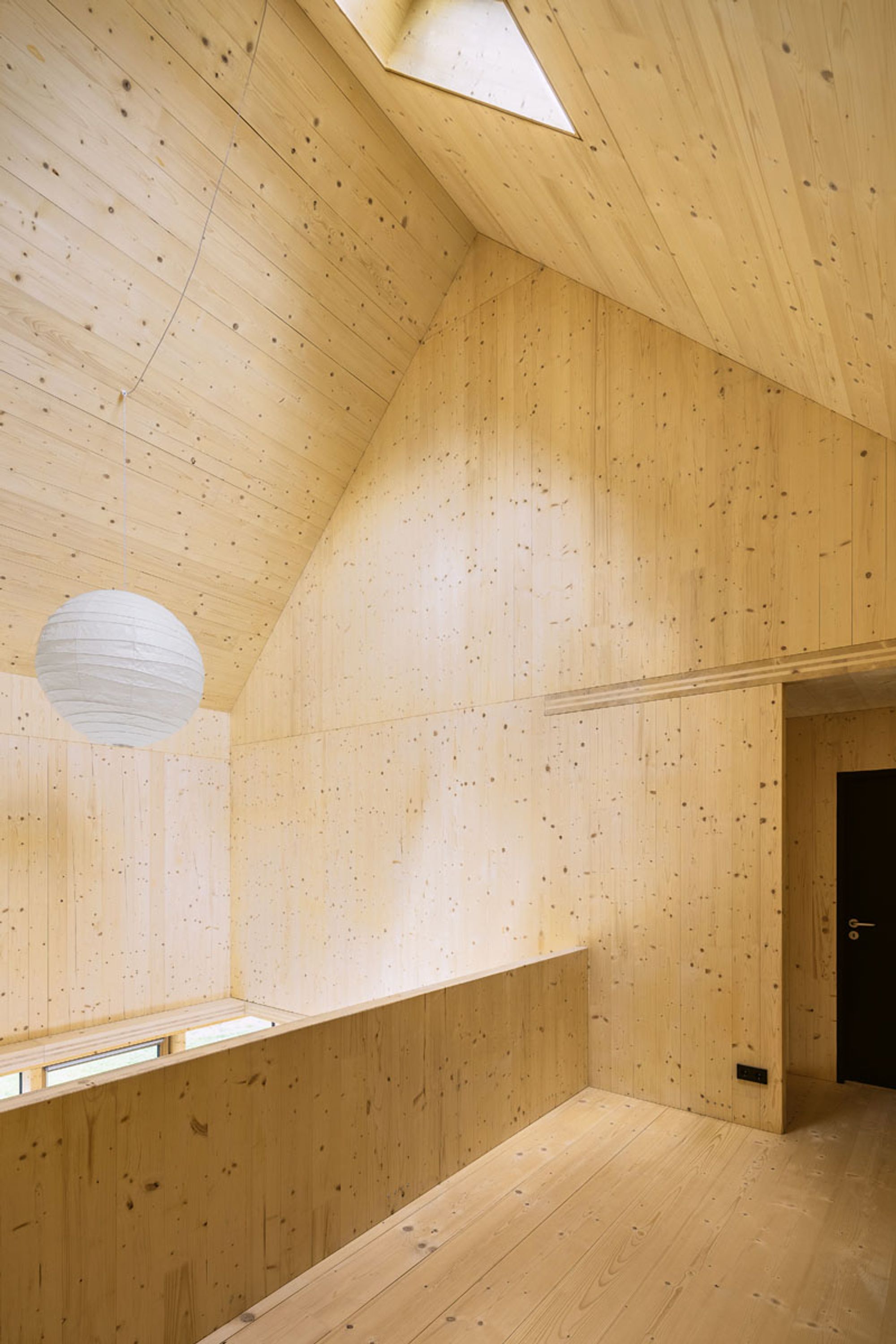 Die Galerie im
Obergeschoss
verbindet zwei
unabhängig
funktionierende
Maisonette-
Einheiten miteinander (Foto: Daniel Vieser)