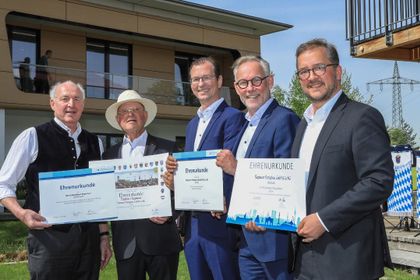 Ehrenurkunden: Firmenjubiläum von Regnauer Fertigbau