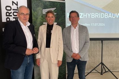 Uwe André Kohler, Geschäftsführer der ProHolzBW GmbH, Marlen Schlosser, Geschäftsführerin der Schlosser Planprojekt GmbH & Co. KG und Joachim Kruck, Geschäftsführer von Kruck + Partner Wohnbau und Projektentwicklung GmbH & Co. KG