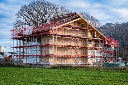 Die Marktgemeinde Grassau errichtet aktuell eine neue, moderne Kindertagesstätte mit konsequent ökologischer Bauweise (Fotos: Christian Tharovsky)
