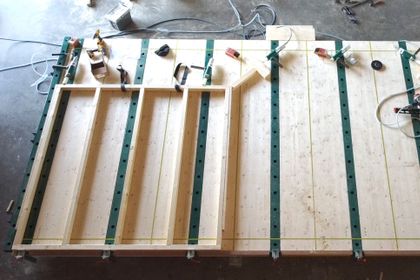 Der 10 m lange Selbstbautisch Pro von Holzbau Schleicher lässt sich in zwei Arbeitsstationen unterteilen Der 10 m lange Selbstbautisch Pro von Holzbau Schleicher lässt sich in zwei Arbeitsstationen unterteilen
