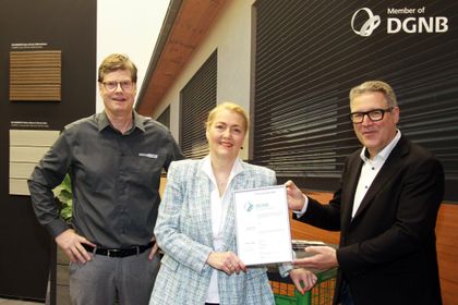 Johannes Kreißig (r.), Geschäftsführer der DGNB, hieß auf der BAU 2023 Neu-Mitglied Naturinform willkommen. Geschäftsführerin Cordula Nägele und Horst Walther, geschäftsführender Gesellschafter von Naturinform (l.), nahmen die offizielle Mitgliedsurk Johannes Kreißig (r.), Geschäftsführer der DGNB, hieß auf der BAU 2023 Neu-Mitglied Naturinform willkommen. Geschäftsführerin Cordula Nägele und Horst Walther, geschäftsführender Gesellschafter von Naturinform (l.), nahmen die offizielle Mitgliedsurk
