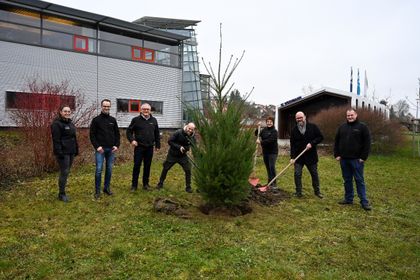 V.l.: Seyda Aslankulu (w : architekten), Sven Schempp (Geschäftsführer Weinmann Holzbausystemtechnik GmbH), Josef Zerle (Geschäftsführer Weinmann Holzbausystemtechnik GmbH), Rafet Hashani (Weinmann), Inge Buck (1. Vorsitzende des Betriebsrats), Mathi V.l.: Seyda Aslankulu (w : architekten), Sven Schempp (Geschäftsführer Weinmann Holzbausystemtechnik GmbH), Josef Zerle (Geschäftsführer Weinmann Holzbausystemtechnik GmbH), Rafet Hashani (Weinmann), Inge Buck (1. Vorsitzende des Betriebsrats), Mathi