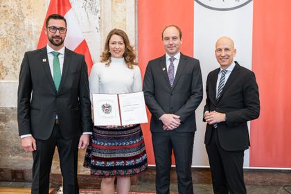 V.l.: René Regenfeldner, Renate Schweighofer und Christian Scharf von Stora Enso mit Martin Kocher, Österreichs Bundesminister für Arbeit und Wirtschaft (Foto: BMAW-Holey)