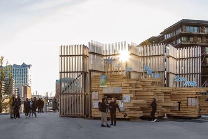 Der Info-Pavillon beim Hamburger Architektur Sommer besteht aus Massivholz und Aluminium (Foto: Guido Schwarz)