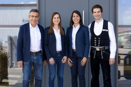 Freuten sich über die Auszeichnung und Anerkennung des Bayerischen Staatsministeriums (v.l.): Erwin Taglieber, Franziska Taglieber, Christine Manz und Stefan Taglieber (Foto: Taglieber Holzbau GmbH)

