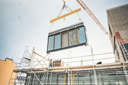 Zum Thema „Time to decarb – gemeinsam für die Bauwende“ findet jetzt die zehnte Impulsveranstaltung statt, zu der Brüninghoff in das Schüco Welcome Center nach Bielefeld einlädt (Foto: Brüninghoff) Zum Thema „Time to decarb – gemeinsam für die Bauwende“ findet jetzt die zehnte Impulsveranstaltung statt, zu der Brüninghoff in das Schüco Welcome Center nach Bielefeld einlädt (Foto: Brüninghoff)