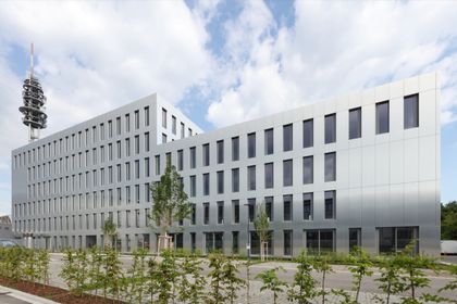 Die Nutzung des nachwachsenden Baustoffs Holz zählt zum aktiv gelebten Klimaschutz. In diesem Sinne gilt die Errichtung des Büroneubaus LMS 3/1 Ulm direkt am Berliner Ring als ein vorausschauender Schritt zur nachhaltigen Stadtentwicklung (Fotos: Rub