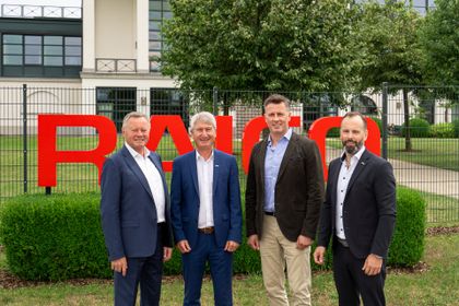 Von links: Geschäftsführender Gesellschafter Albert Inninger, Geschäftsführer Manfred Hebel. Geschäftsführer ab 01.10.2023: Hagen Weber und Bernd Schweinberger vor dem Raico Headquarters in Pfaffenhausen (Foto: Raico)
Von links: Geschäftsführender Gesellschafter Albert Inninger, Geschäftsführer Manfred Hebel. Geschäftsführer ab 01.10.2023: Hagen Weber und Bernd Schweinberger vor dem Raico Headquarters in Pfaffenhausen (Foto: Raico)