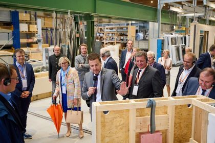 Werksführung von Xaver A. Haas (geschäftsführender Gesellschafter) mit Staatsminister Christian Bernreiter (Foto: German Popp/Haas Fertigbau GmbH)